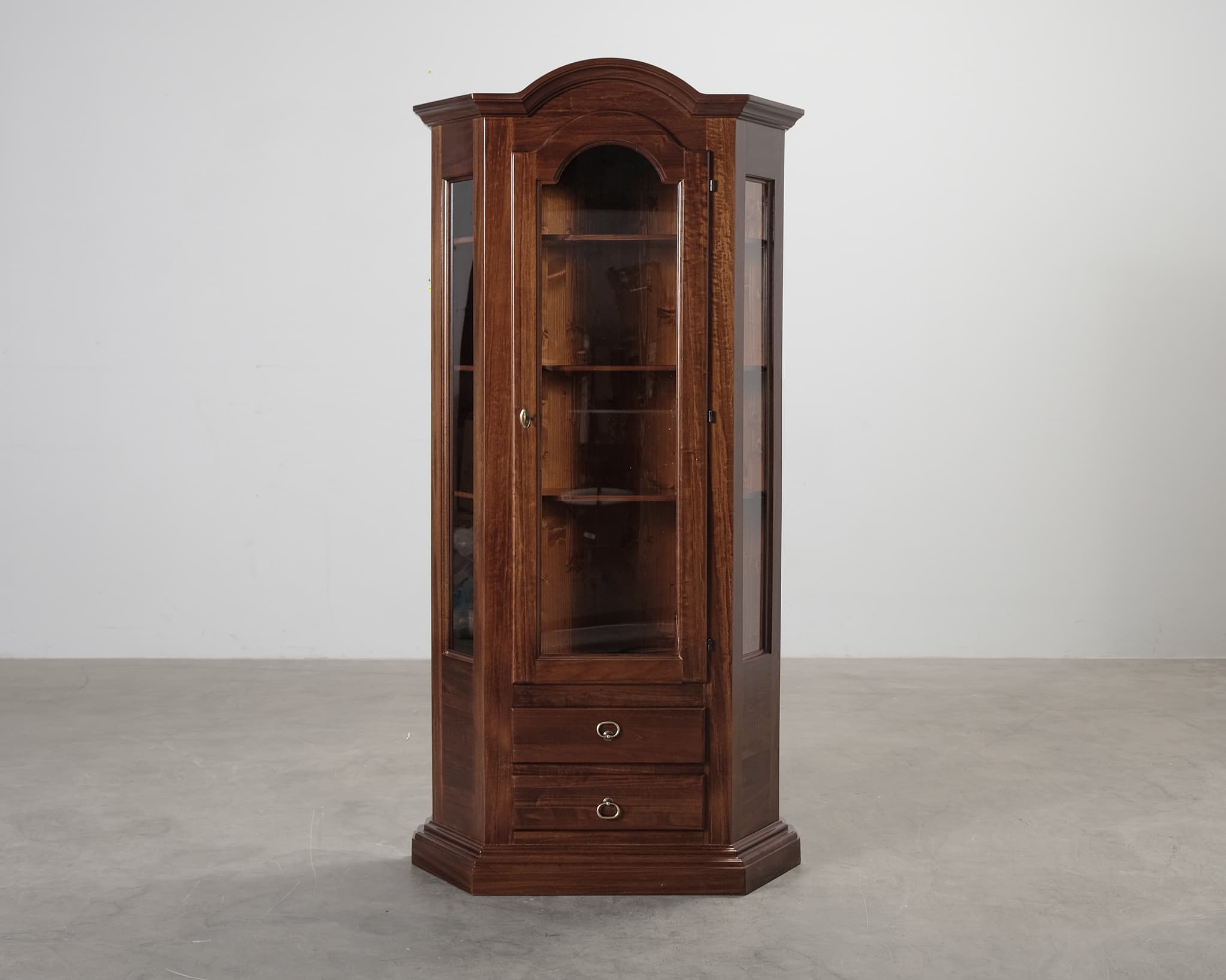 Vitrinskåp i trä
