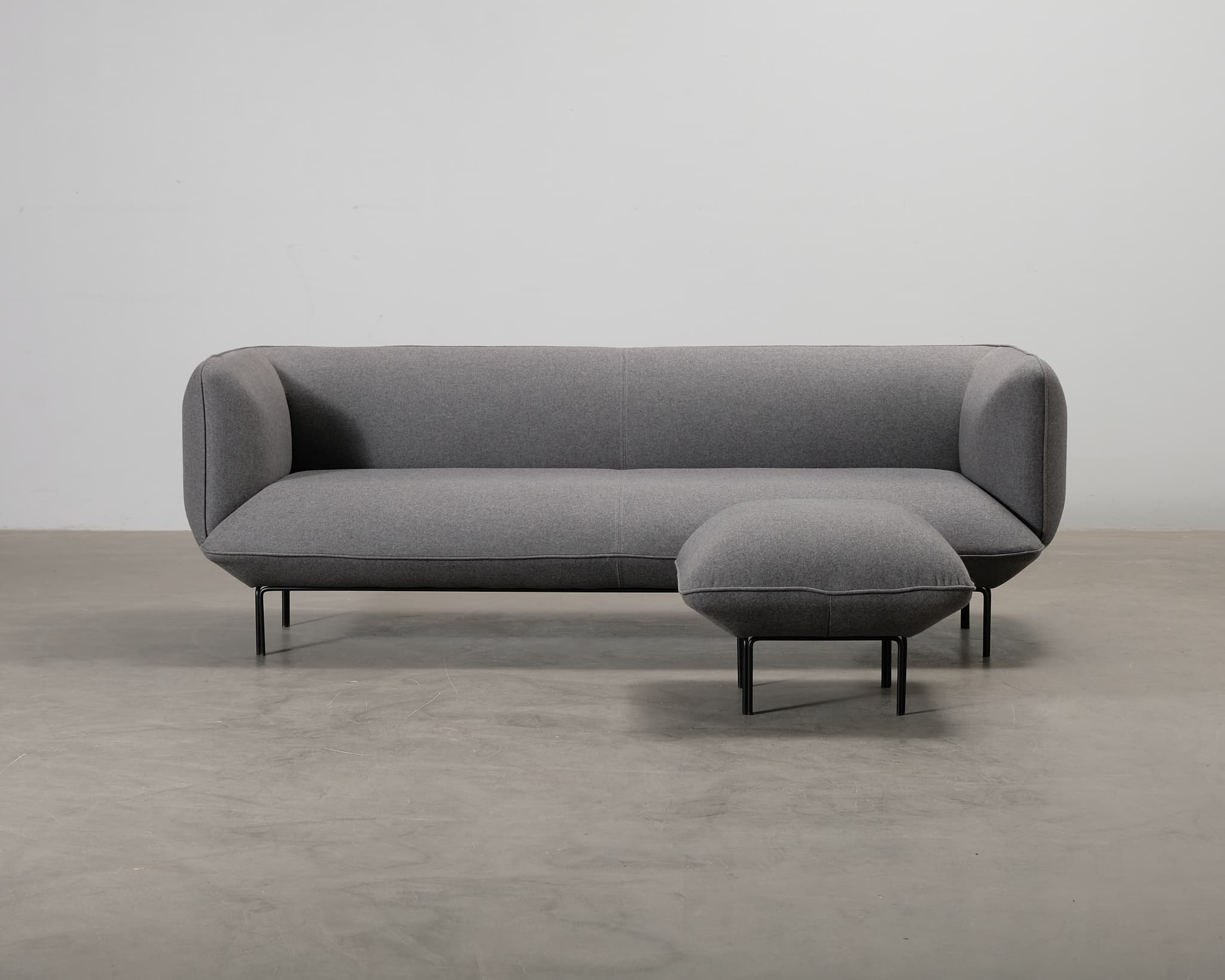 Bolia Cloud 3-sits soffa med fotpall grå
