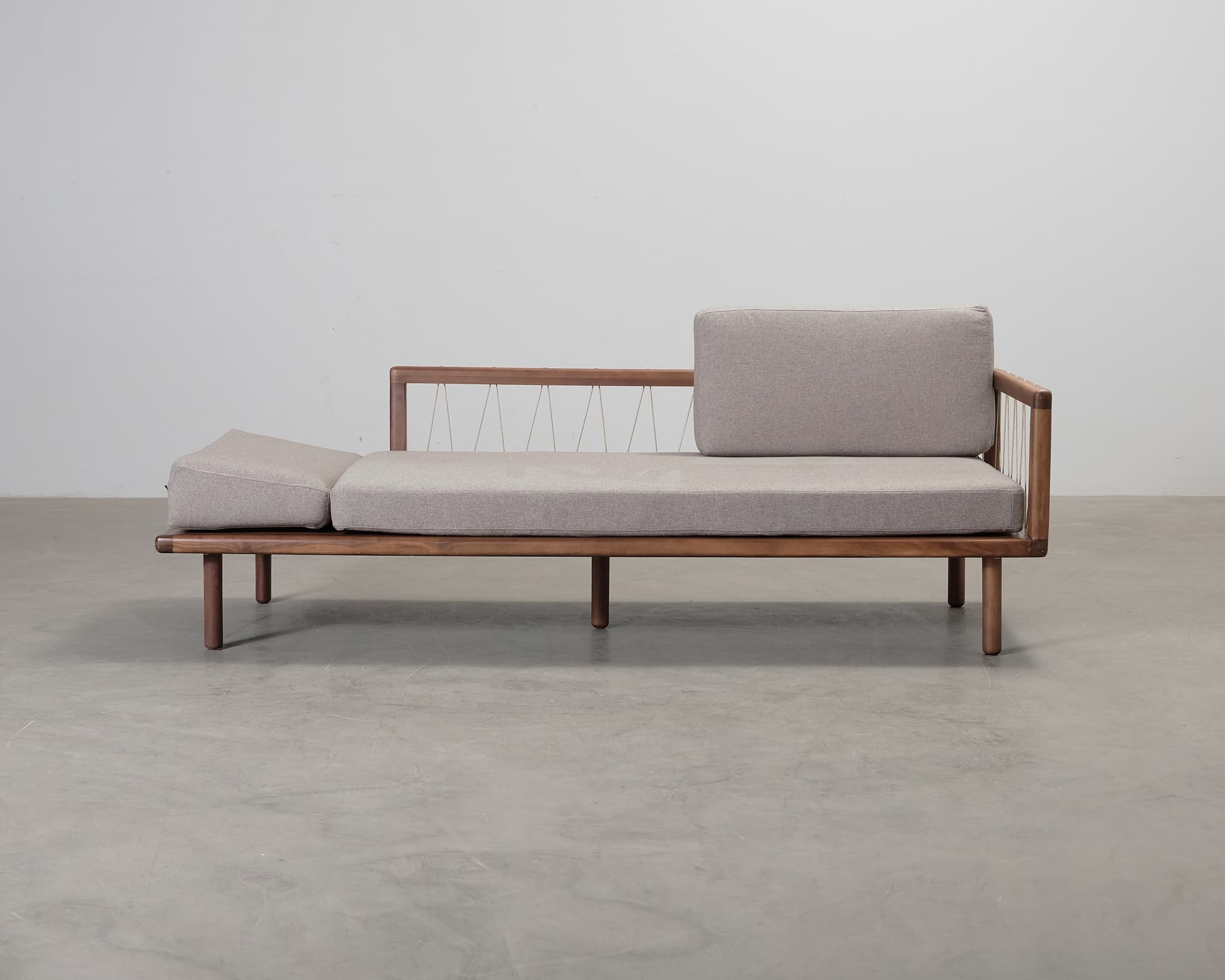 SofaCompany Hadley 3-sits daybed grå / valnöt