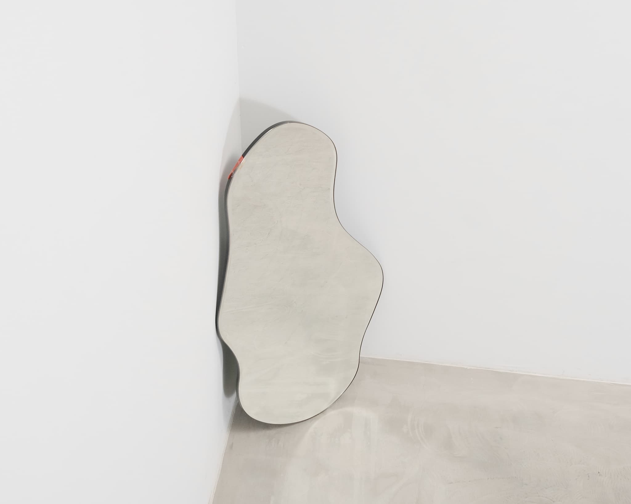 Ferm Living Pond spegel Dark Chrome