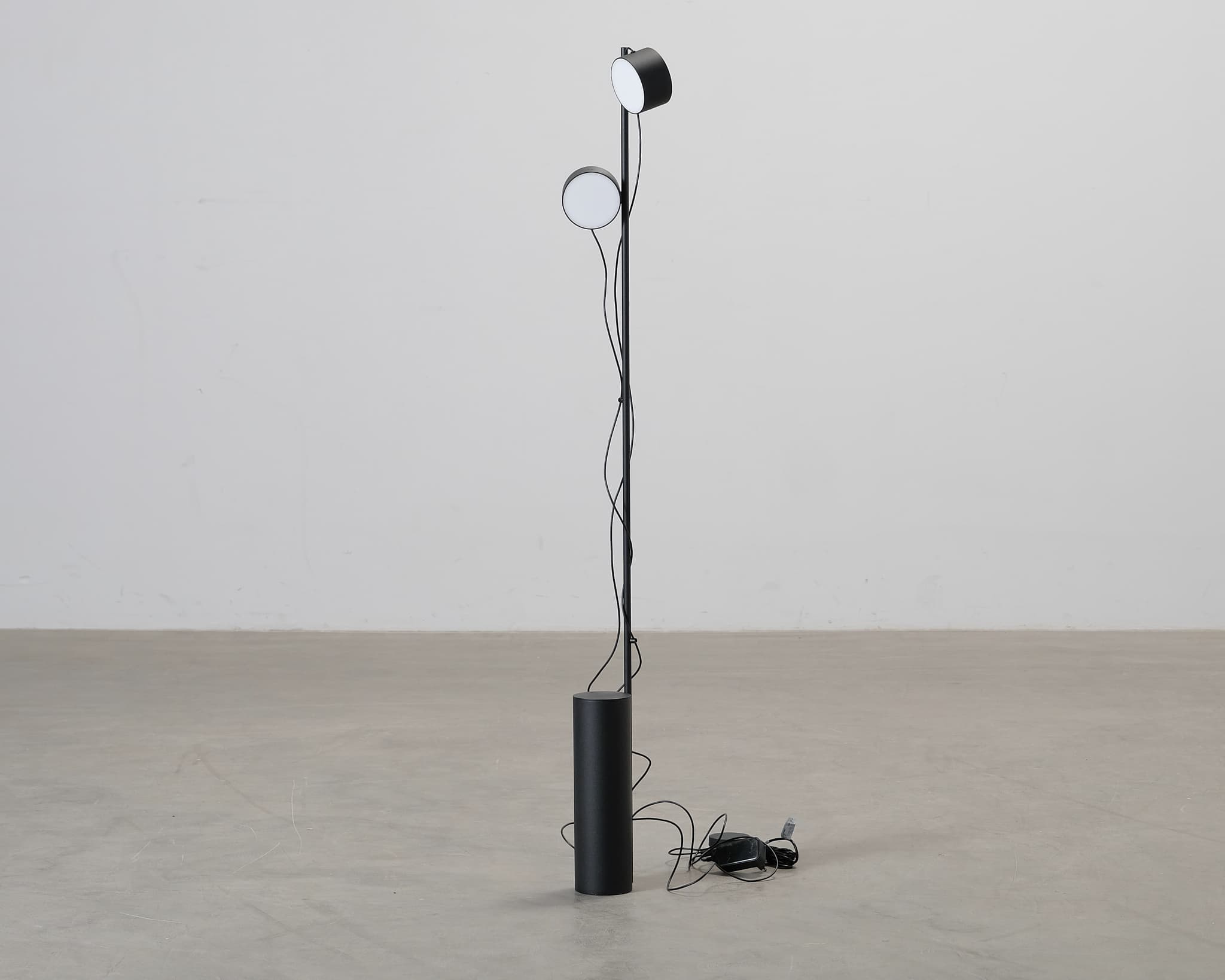 Muuto Post golvlampa svart