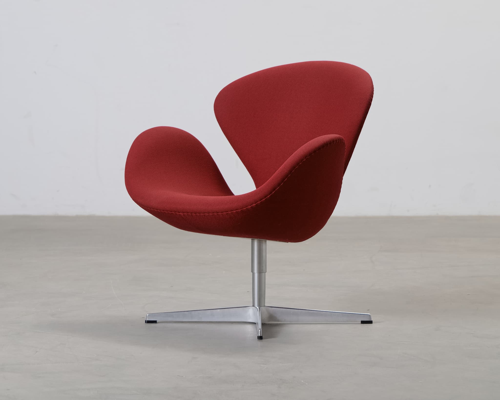 Fritz Hansen Swan 3220 fåtölj röd