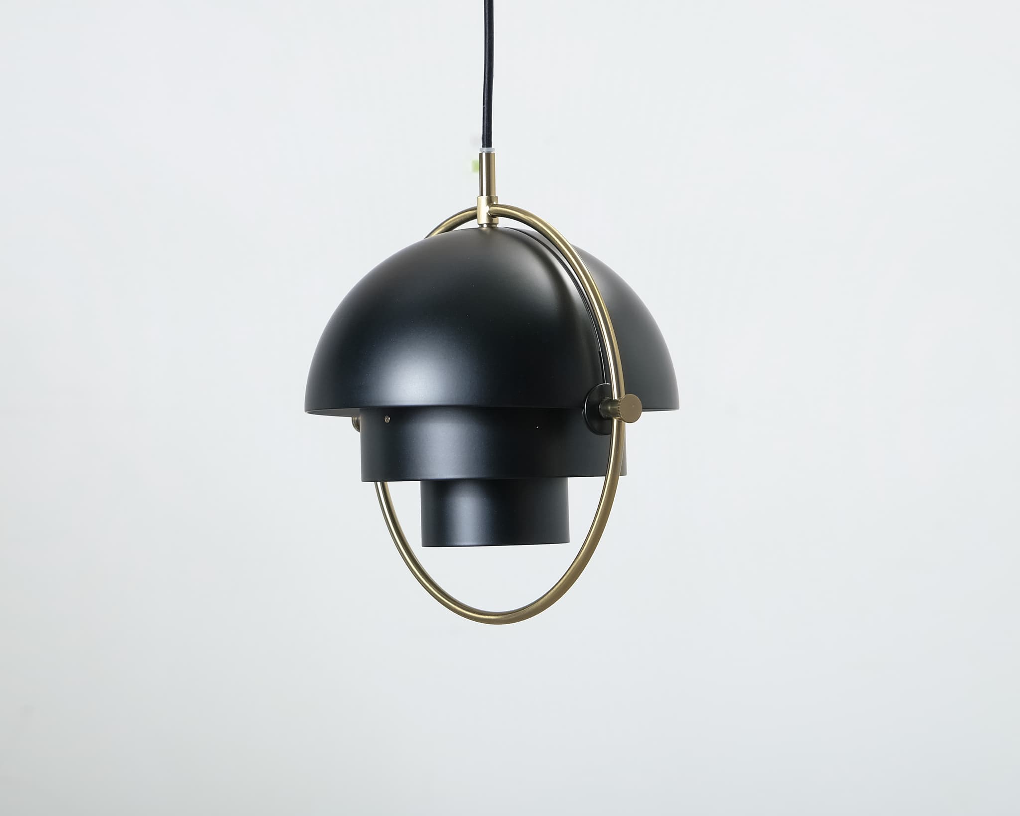 Gubi Multi-Lite pendellampa ø 25,5 cm svart / mässing