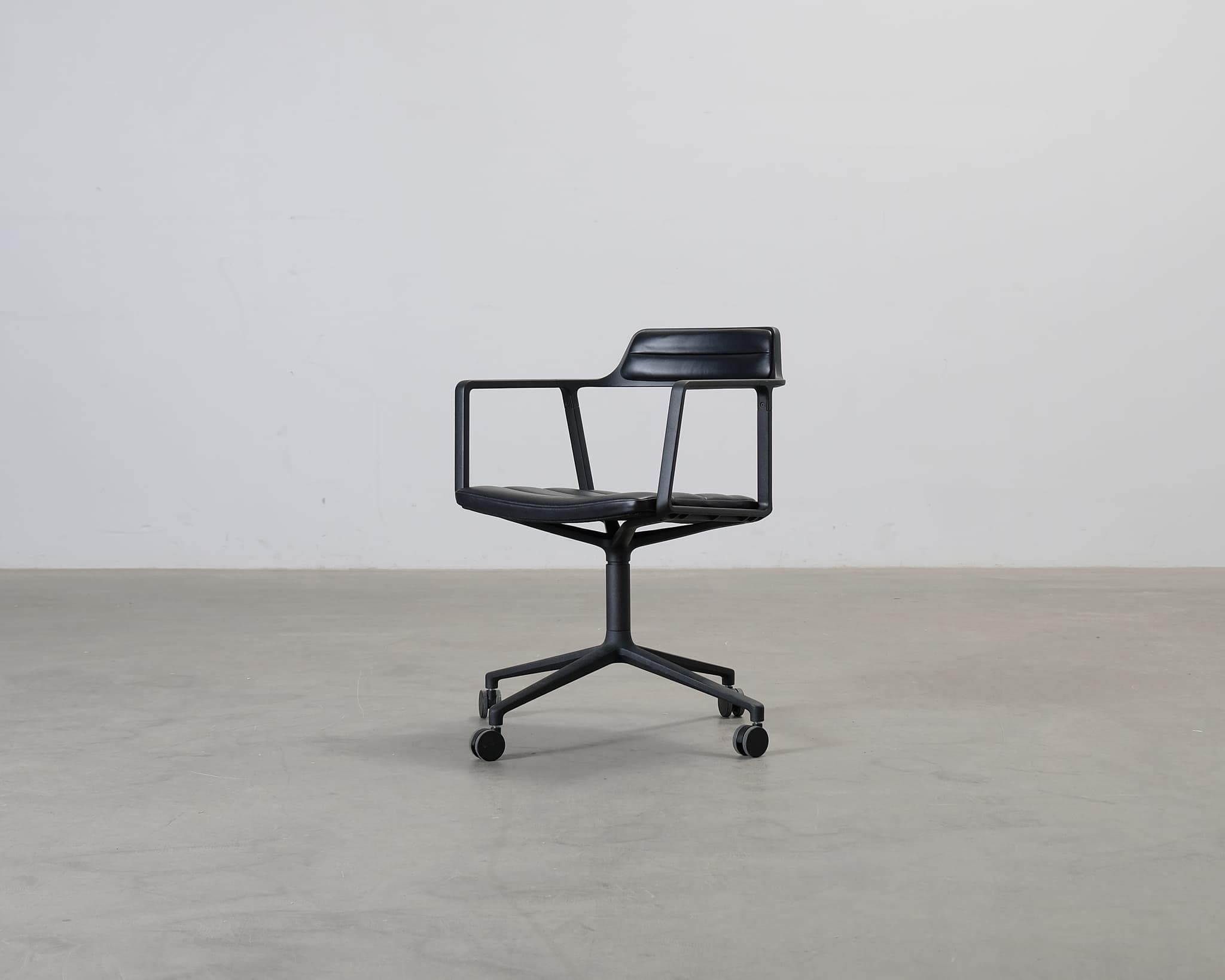 Vipp 452 kontorsstol svart läder