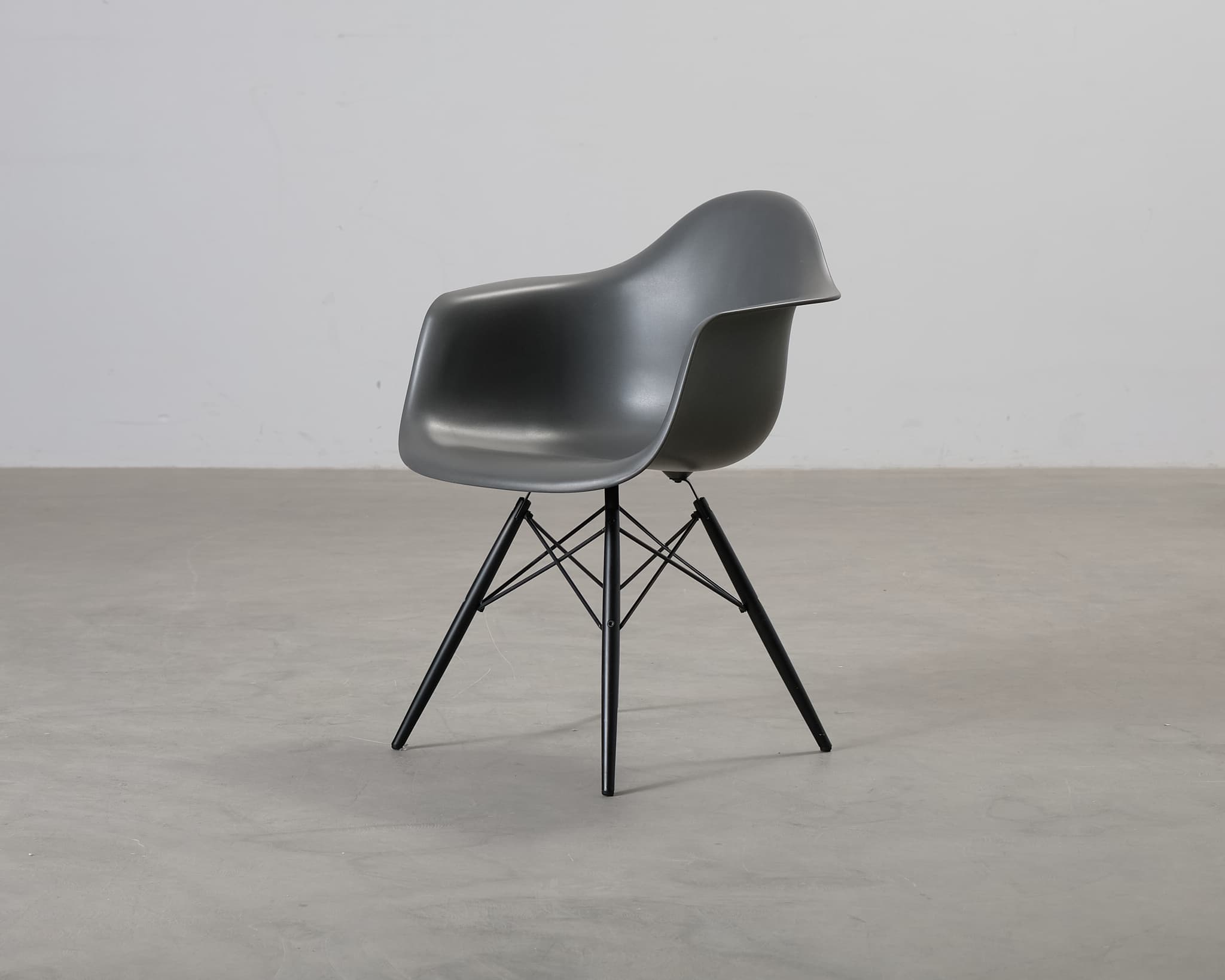 Vitra Eames DAW stol grå