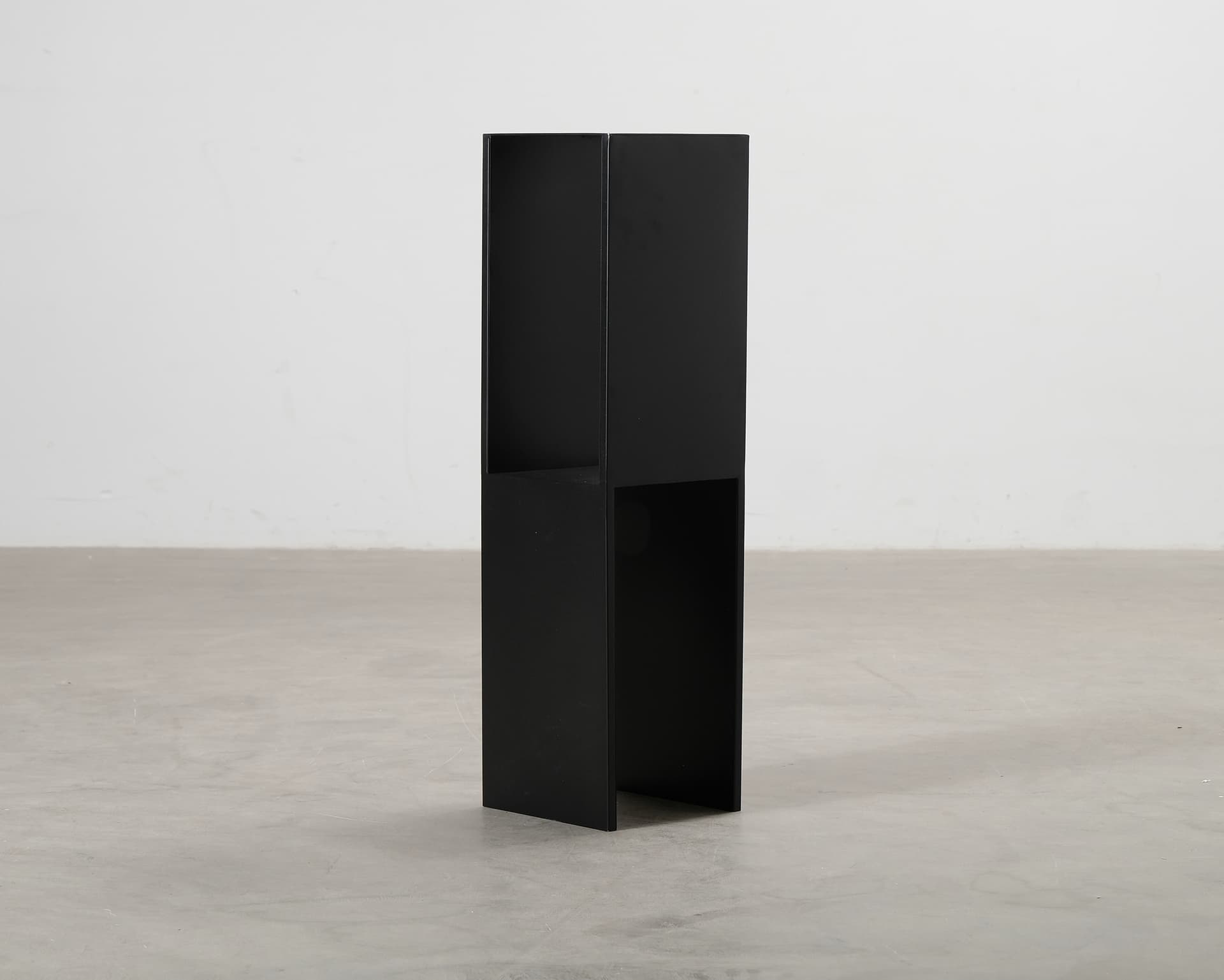 Kristina Dam Studio Pedestal sidobord svart
