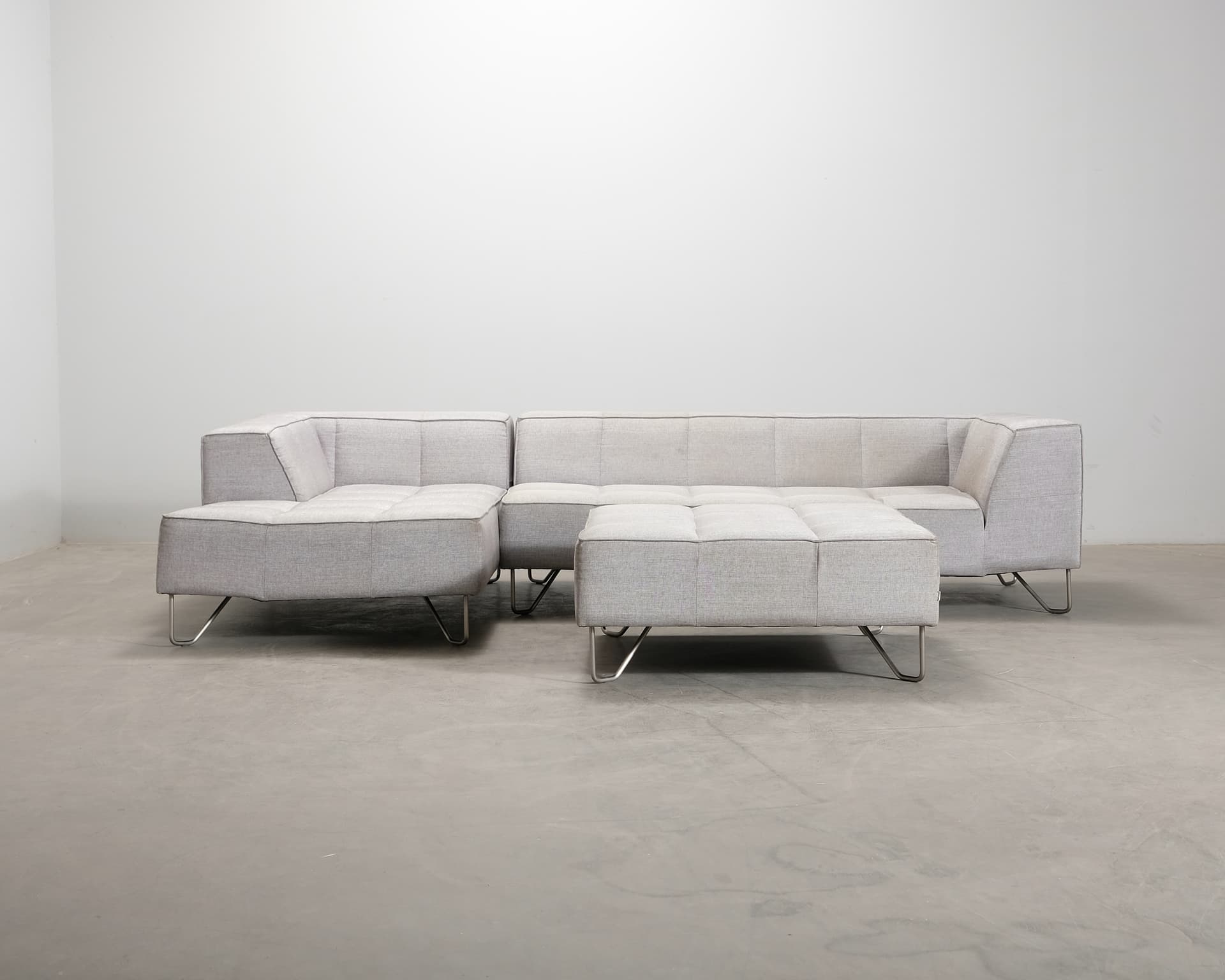 BoConcept Milos 5-sits hörnsoffa med fotpall ljusgrå