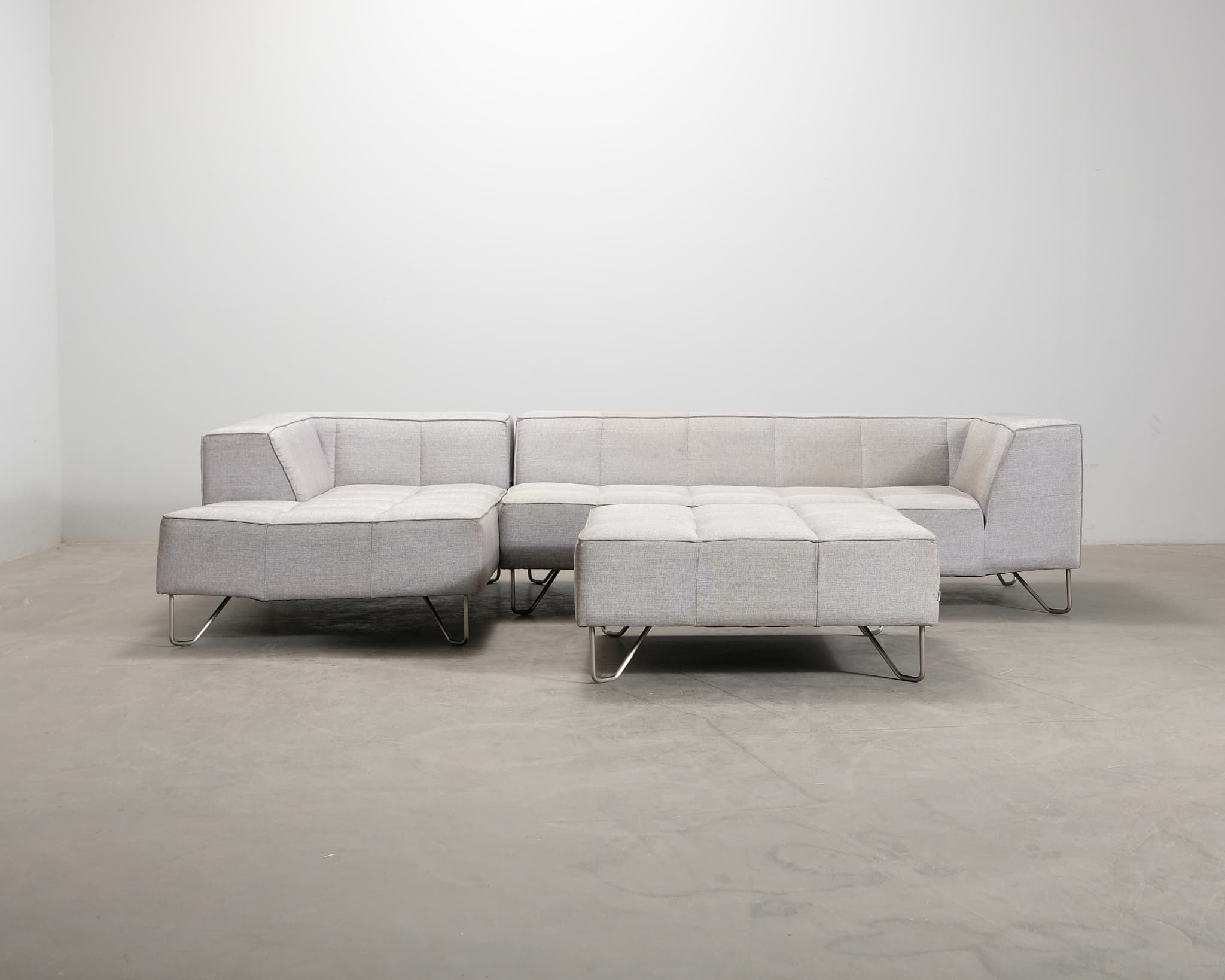 BoConcept Milos 5-sits hörnsoffa med fotpall ljusgrå