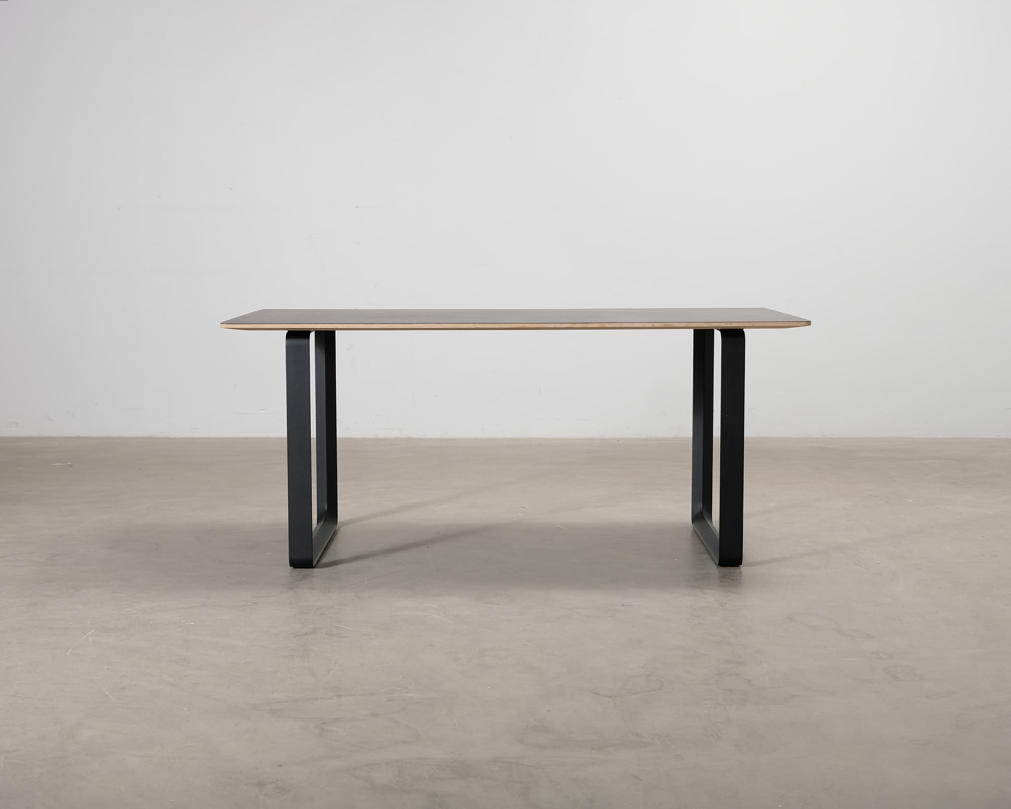 Muuto 70/70 bord svart