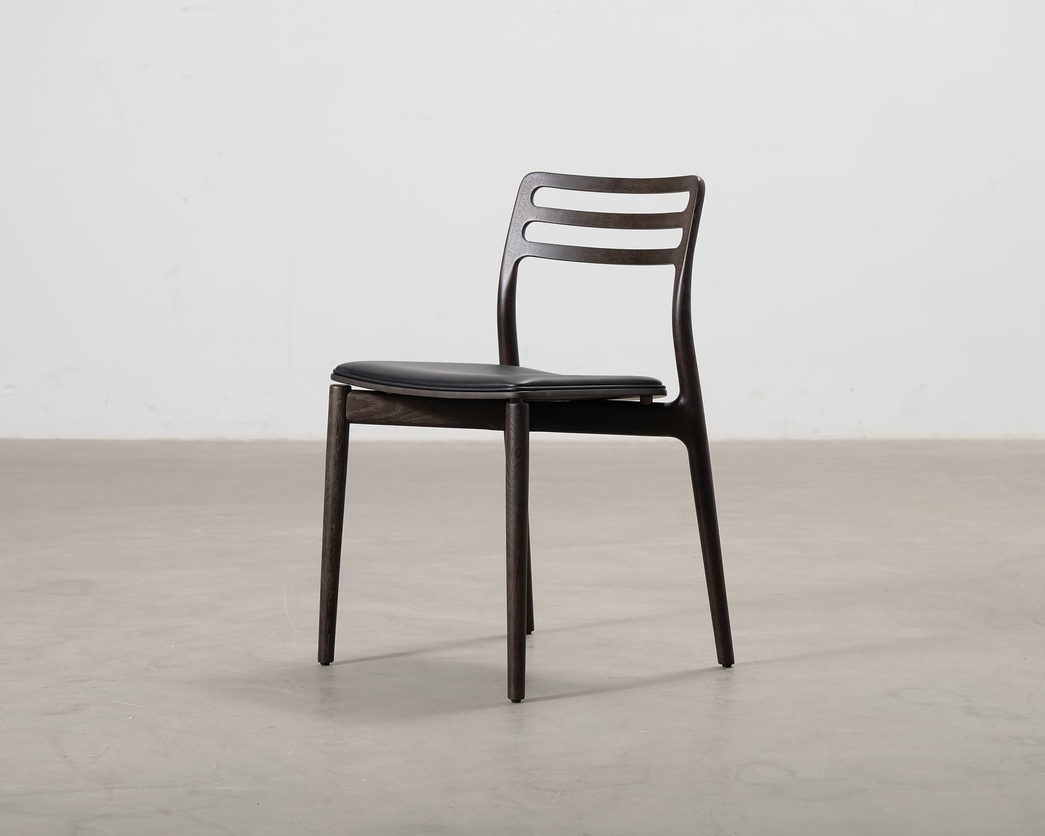 Vipp 481 Cabin stol med skinnsits mörkbrun