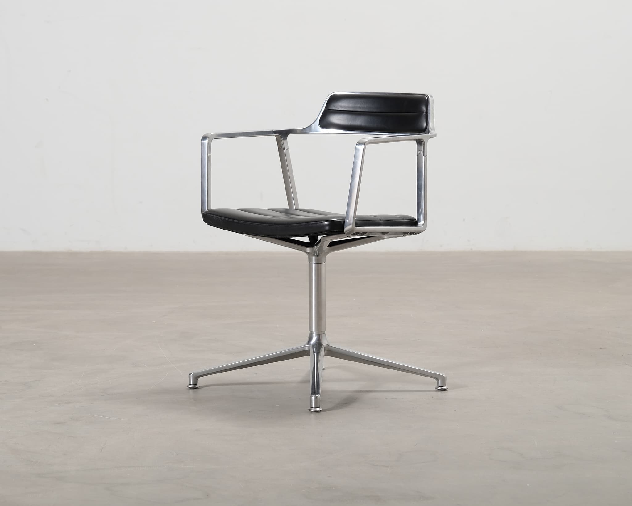 Vipp 452 arbetsstol aluminium / svart läder