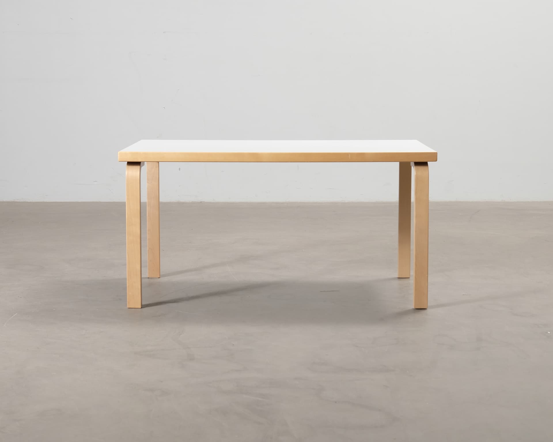 Artek 81B barnbord björk / vit laminat