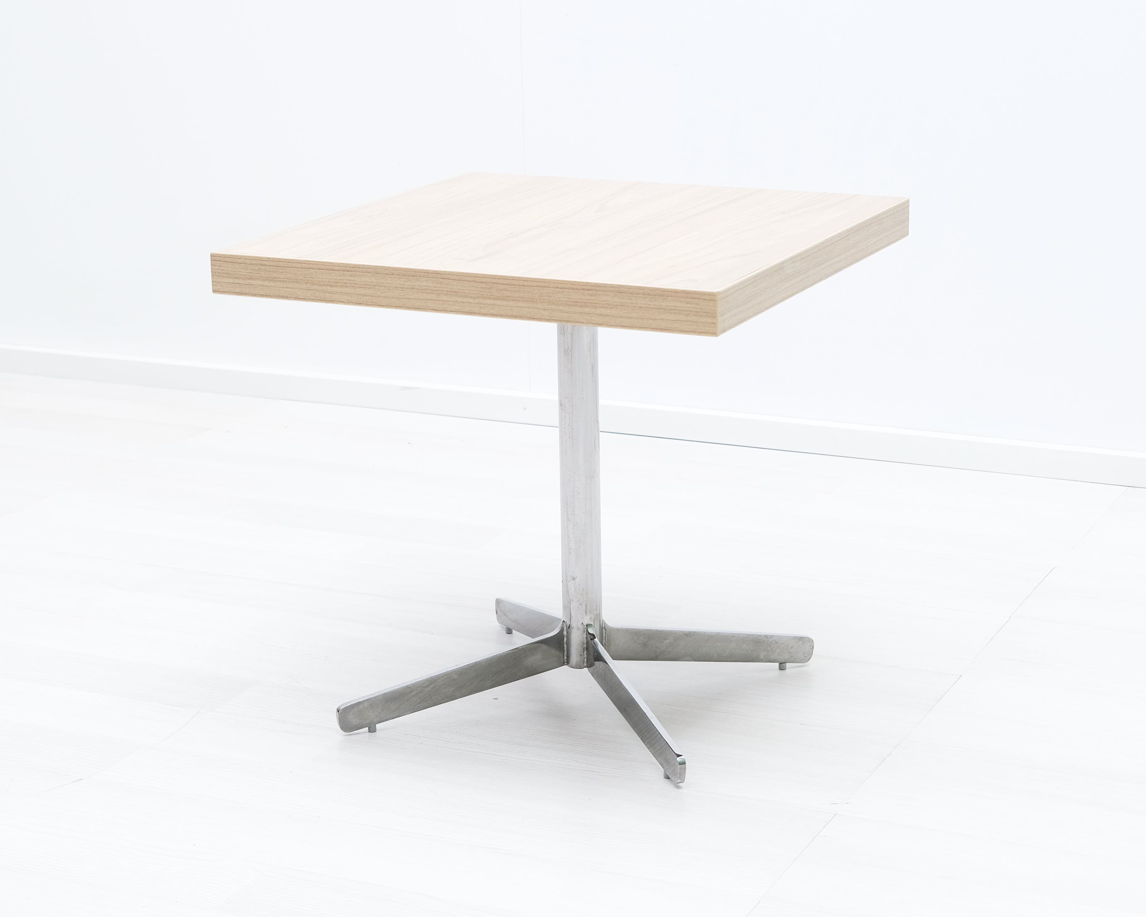 Sidobord med fot i metall