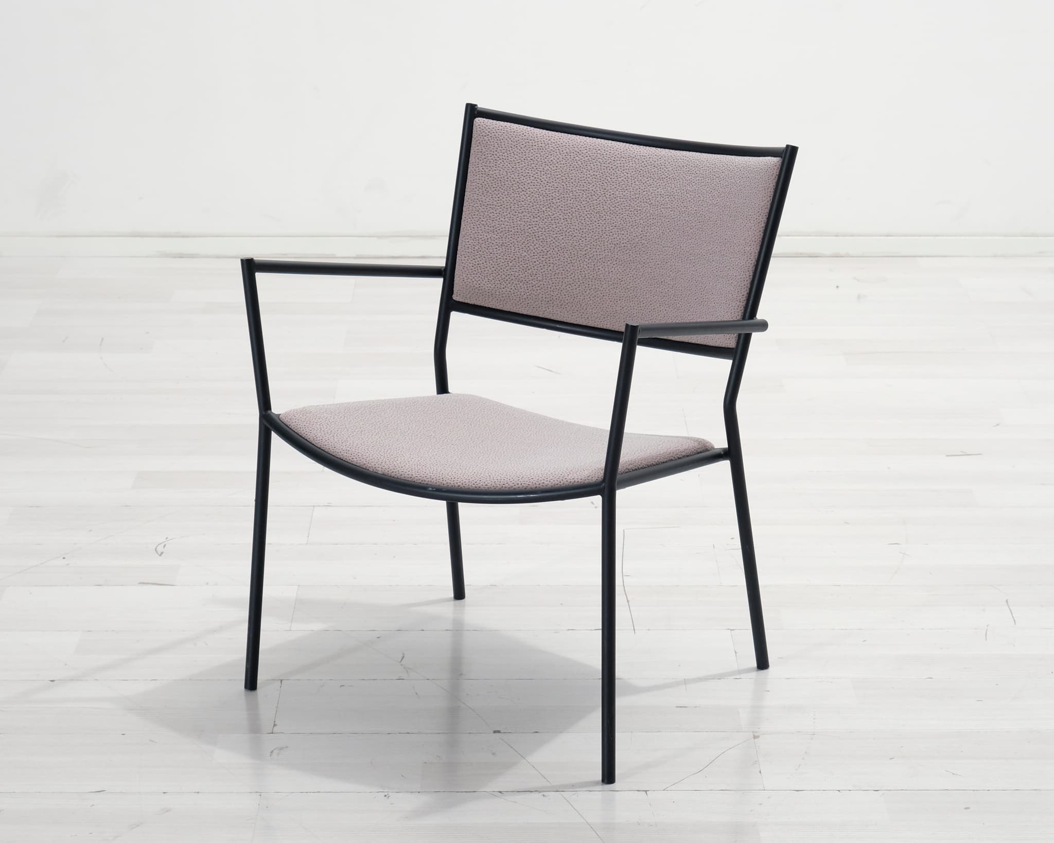 Massproductions Jig karmstol med tygklädsel