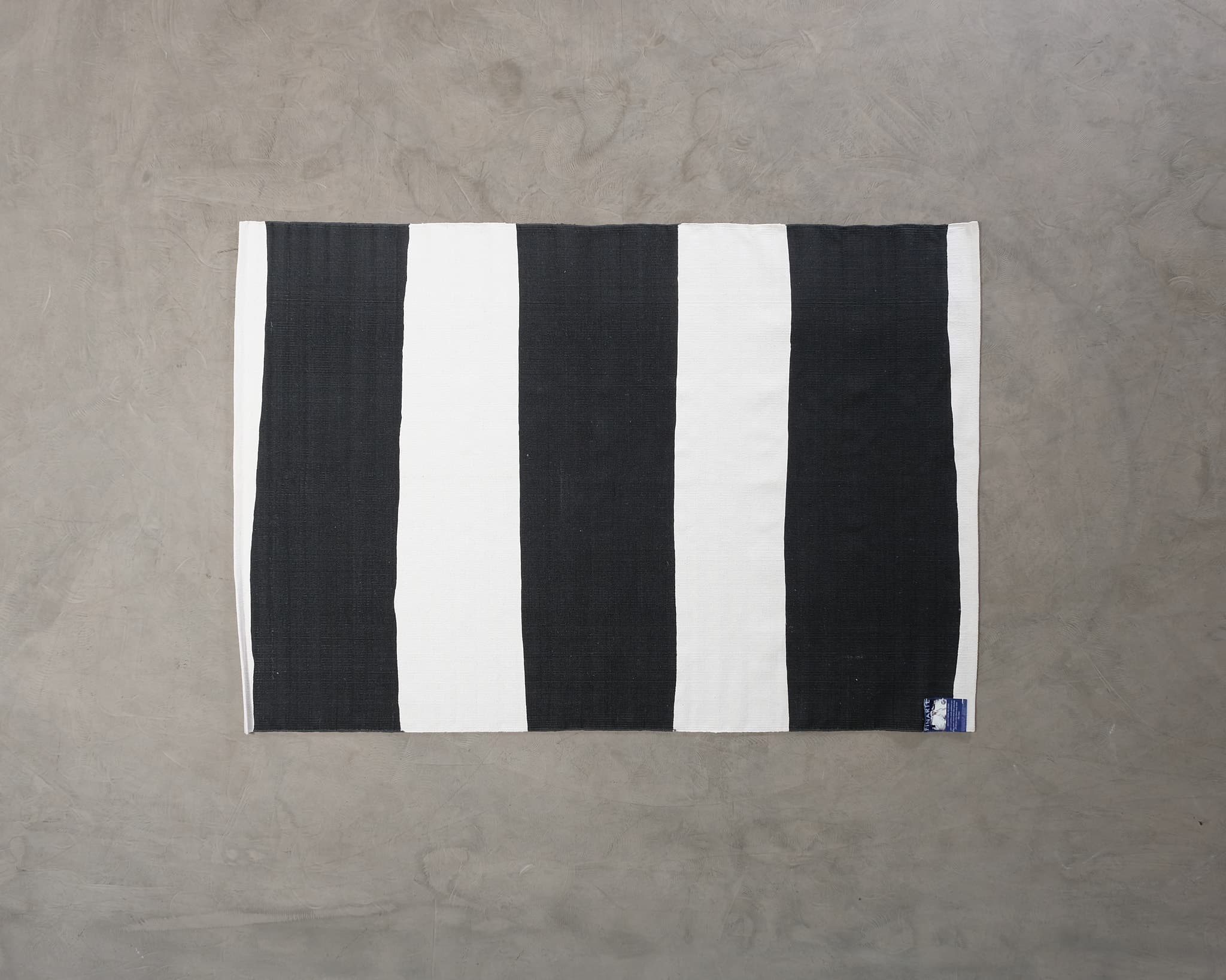 Finarte Stripe matta svart 160 x 230 cm