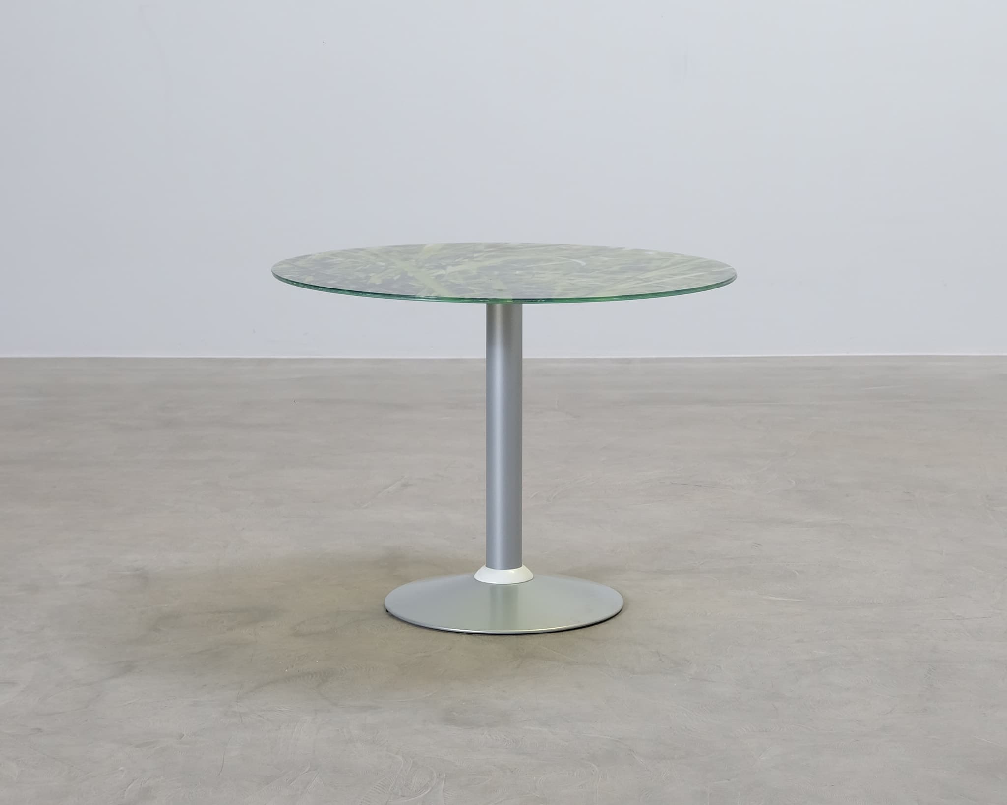 Runt soffbord med grön glasskiva