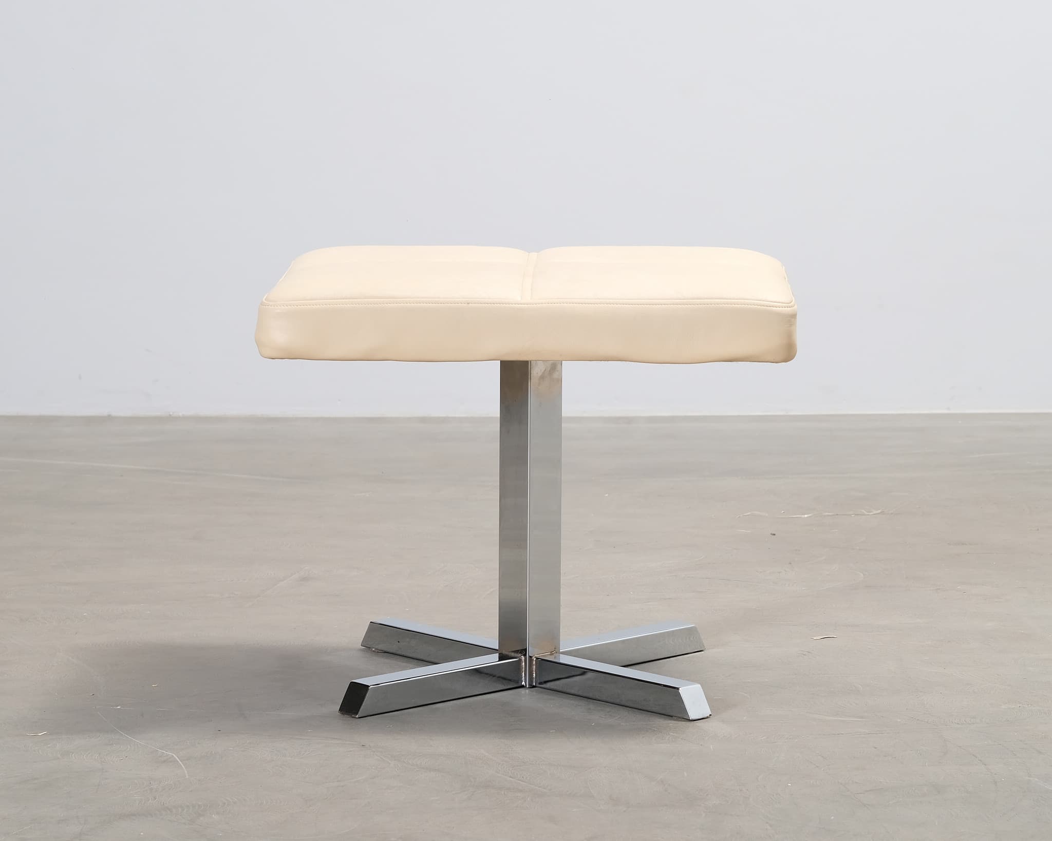 Fotpall i skinn gräddvit