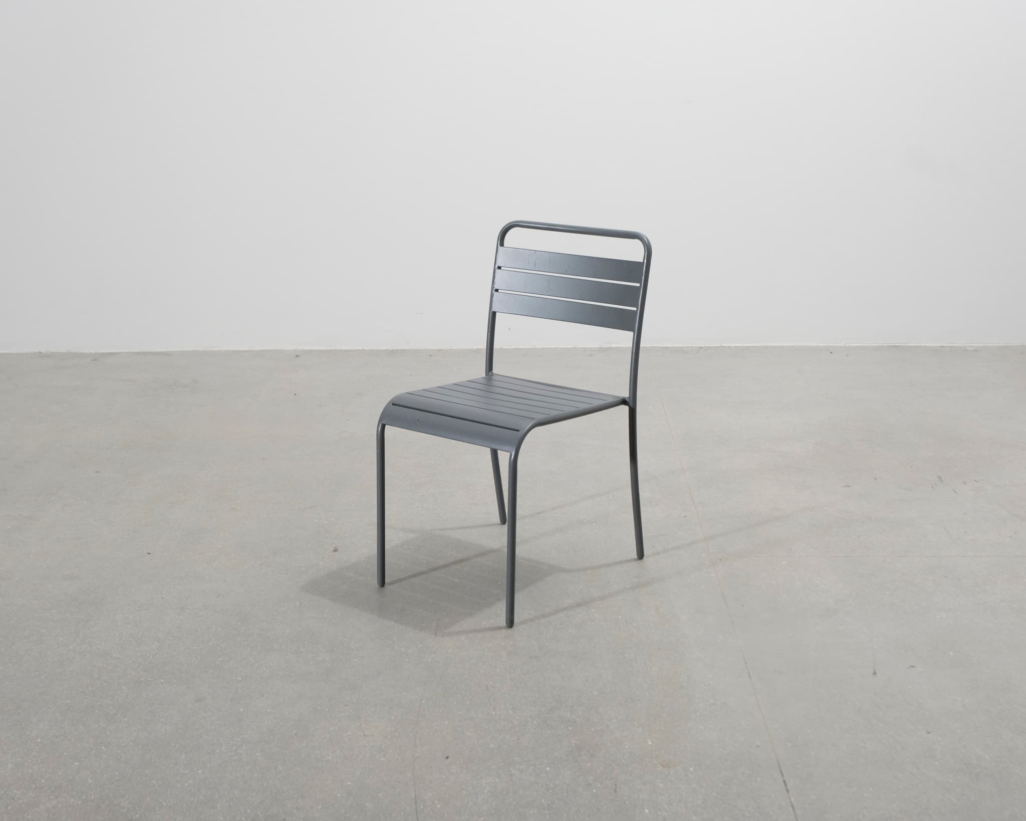 Stol i metall grå