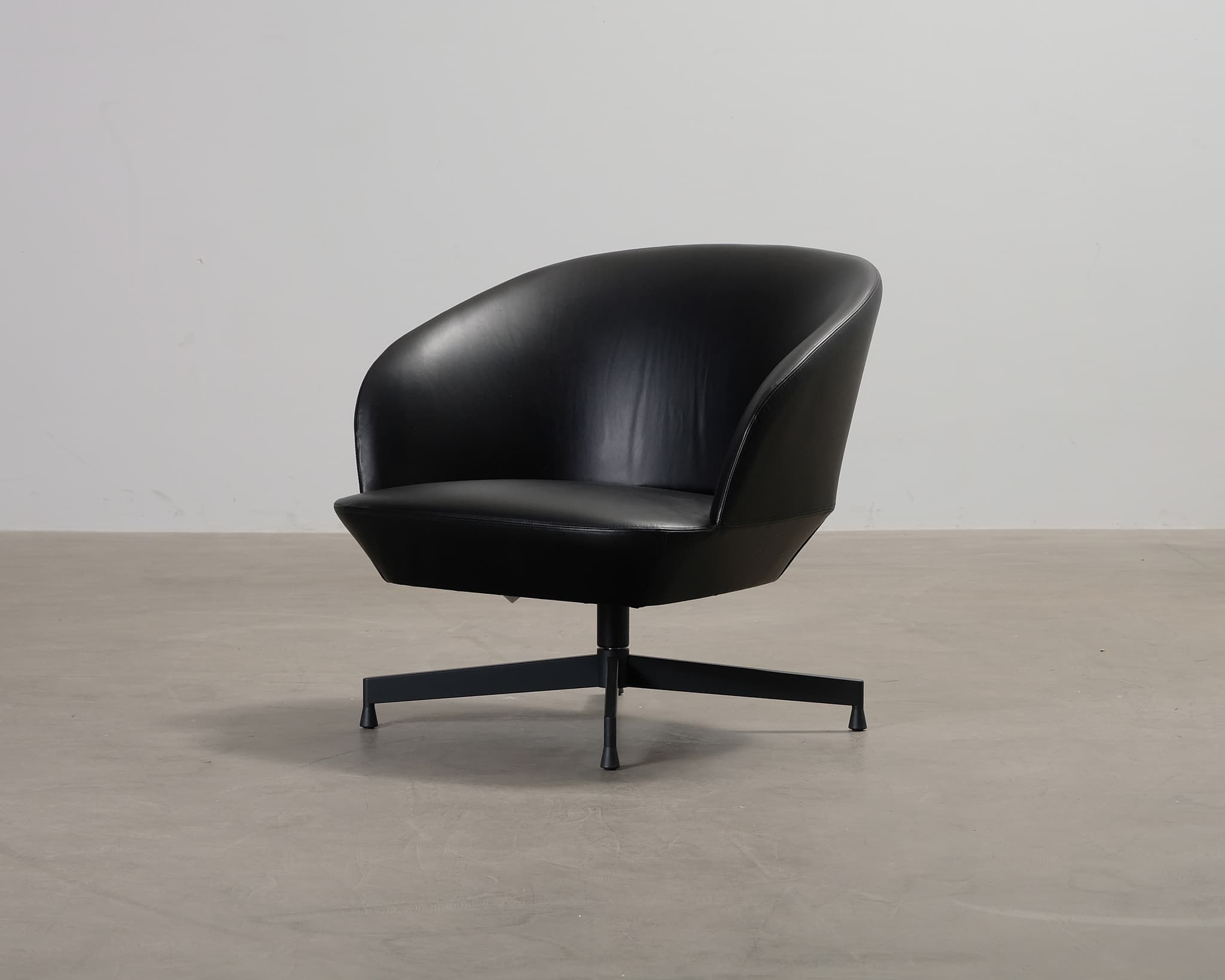 Muuto Oslo skinnfåtölj svart