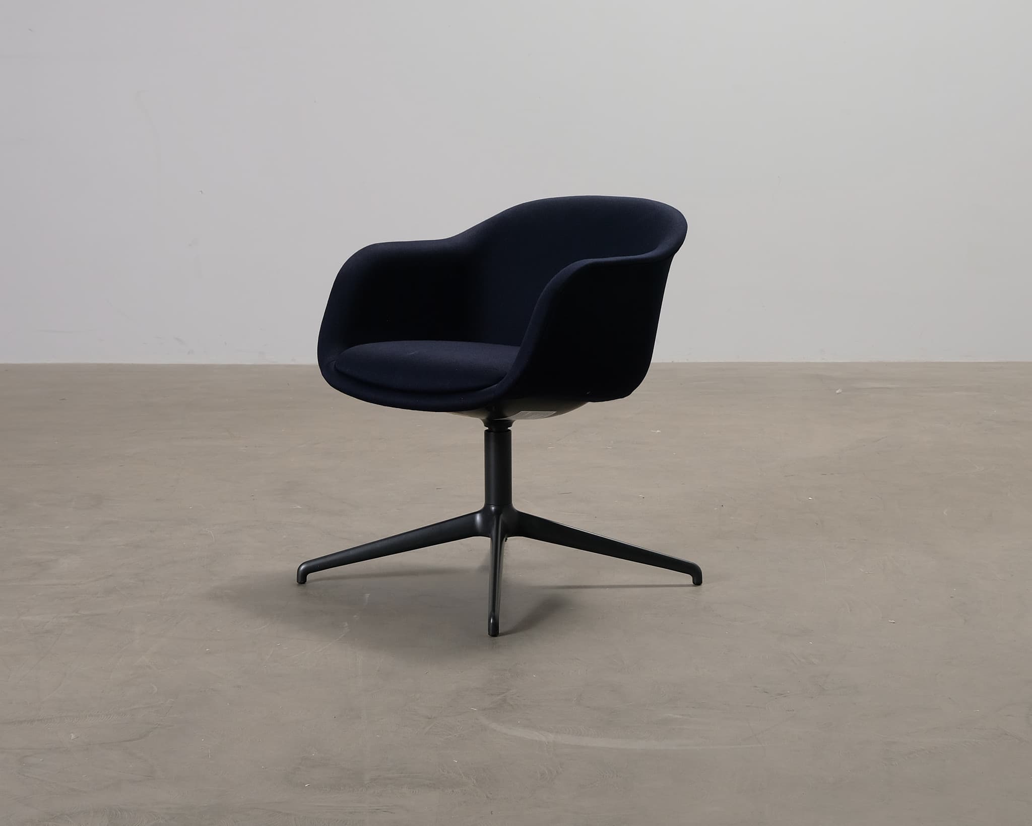 Muuto Fiber Conference Swivel fåtölj svart / mörkblå