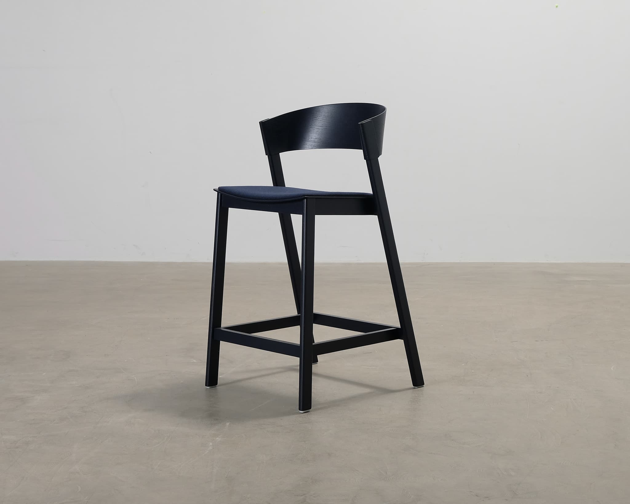 Muuto Cover Counter barstol svart