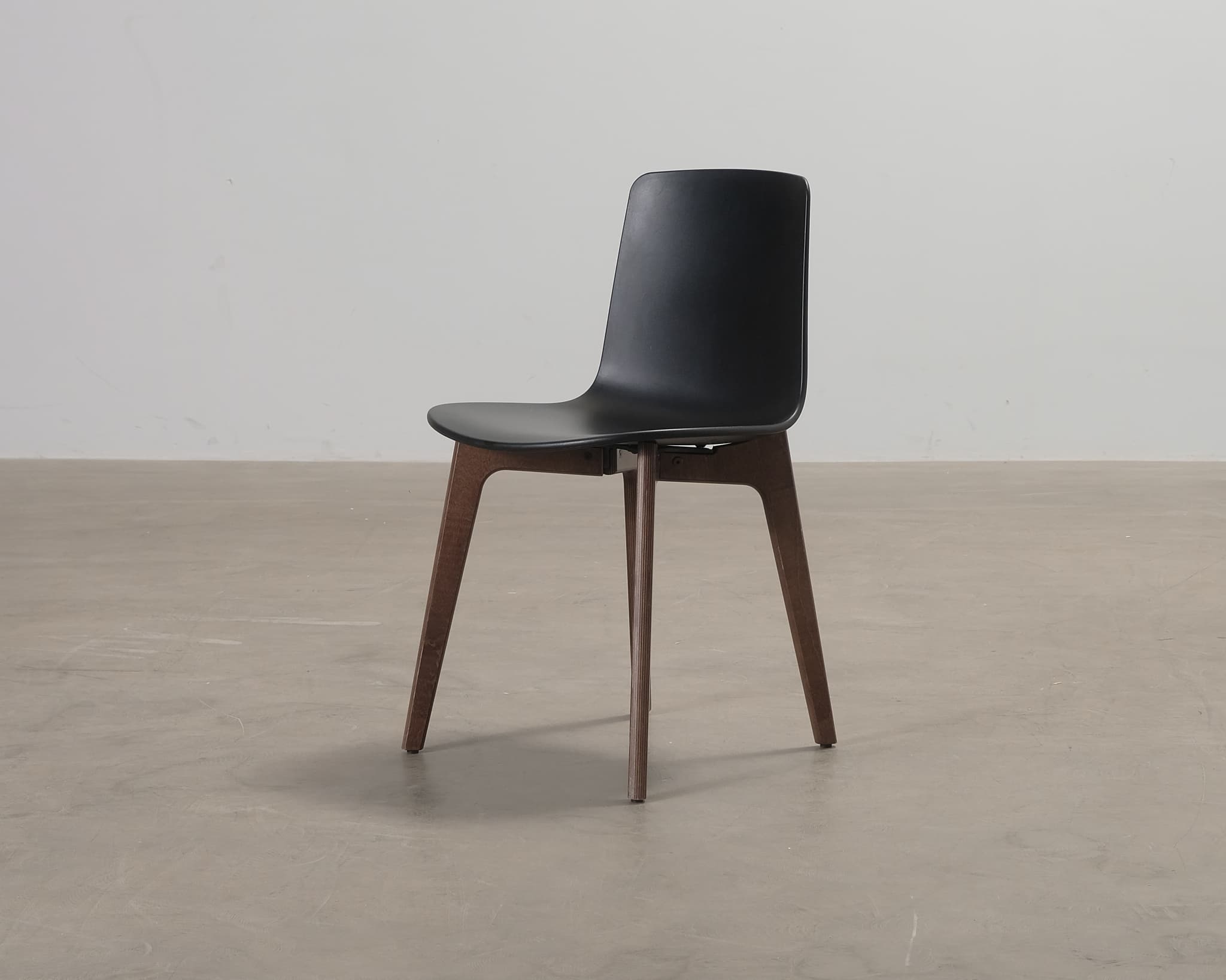 Enea Lottus matstol svart