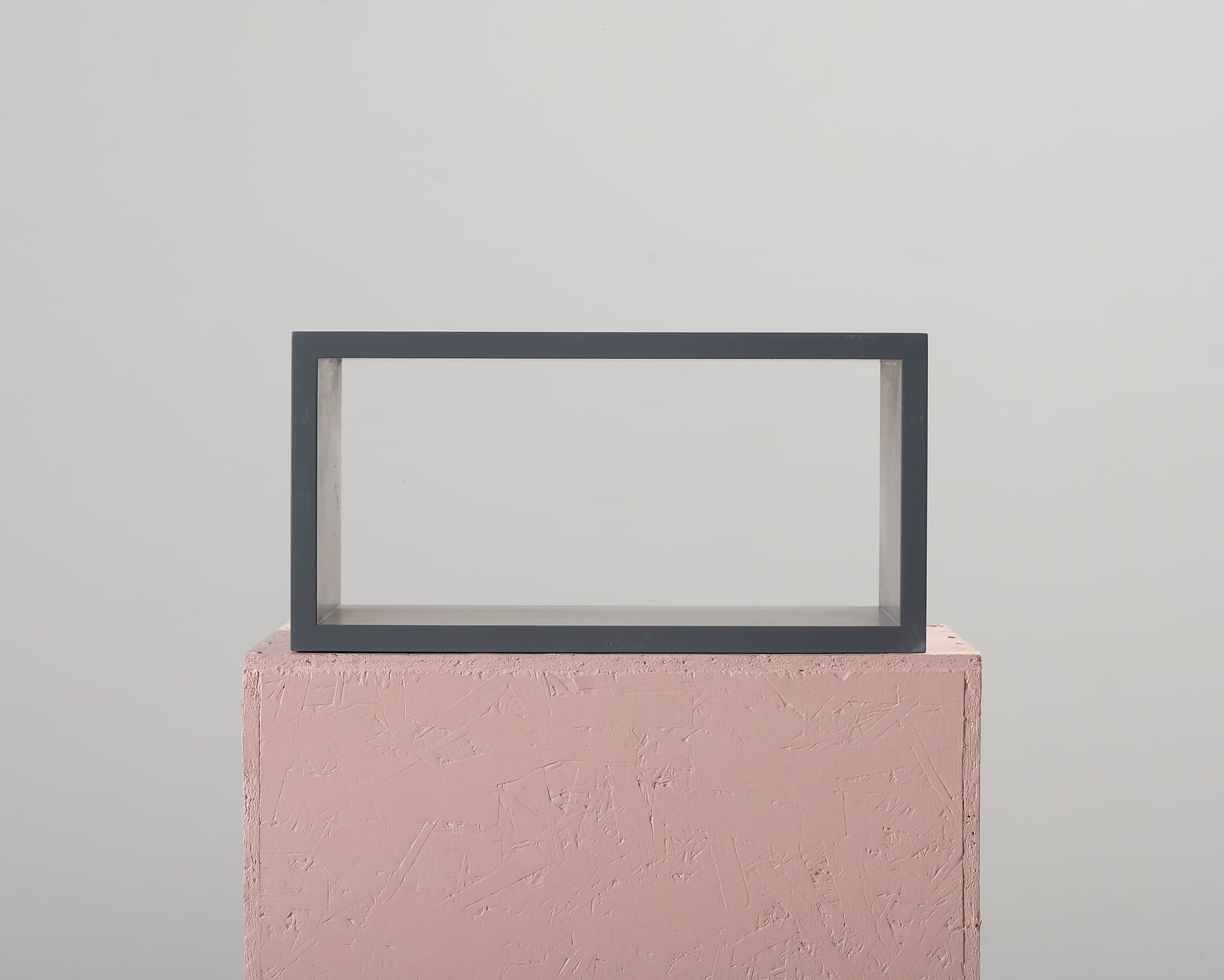 Vägghylla i trä mörkgrå