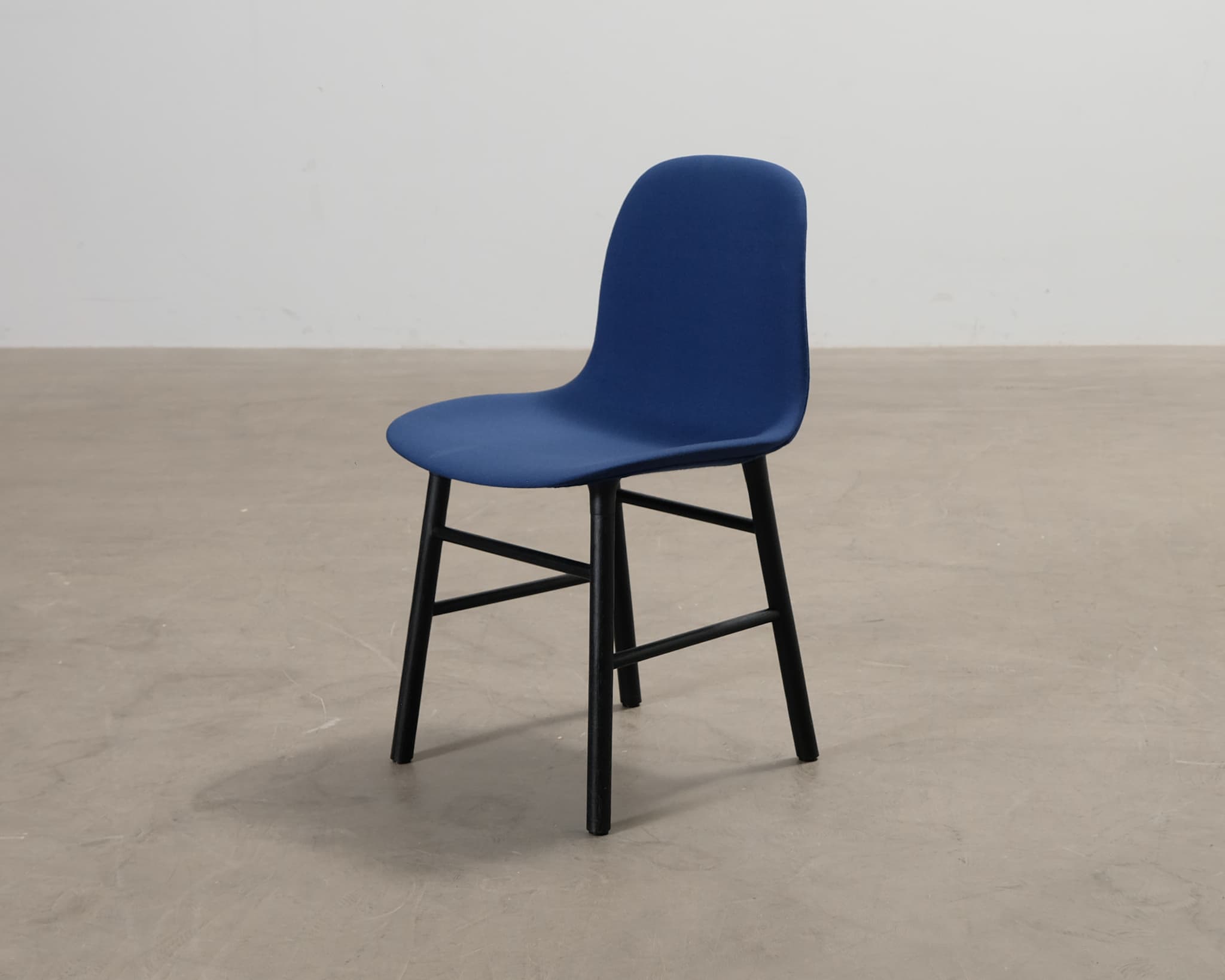 Normann Copenhagen Form stol blå