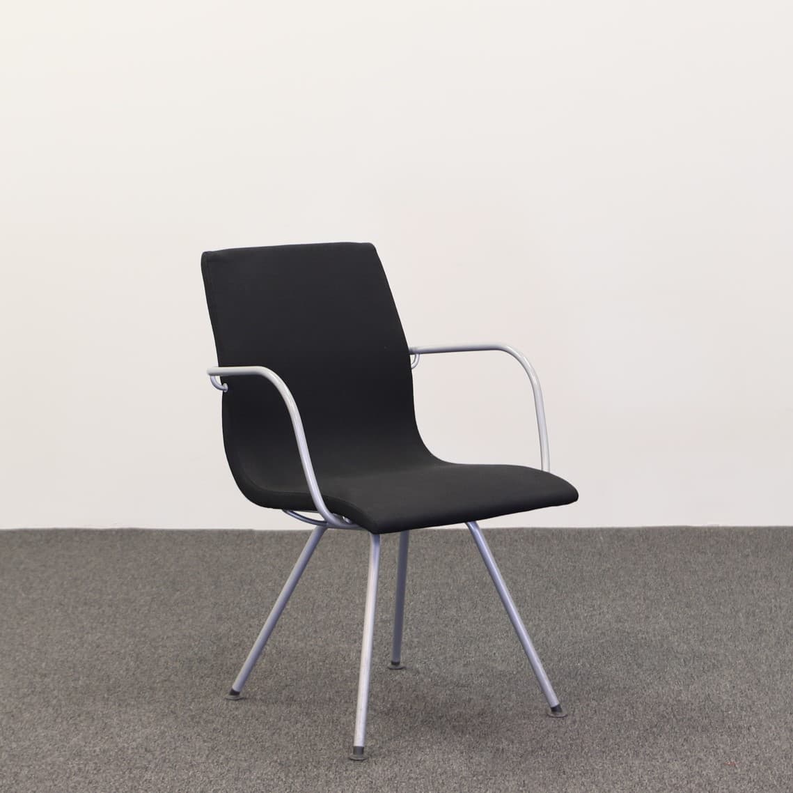 Konferensstol Atlas - Svart med grå ben