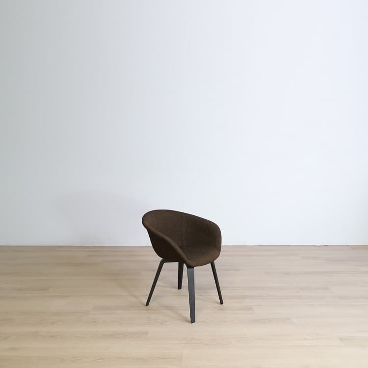 Brun Caféstol Duna 02 - Brun klädsel med svarta ben