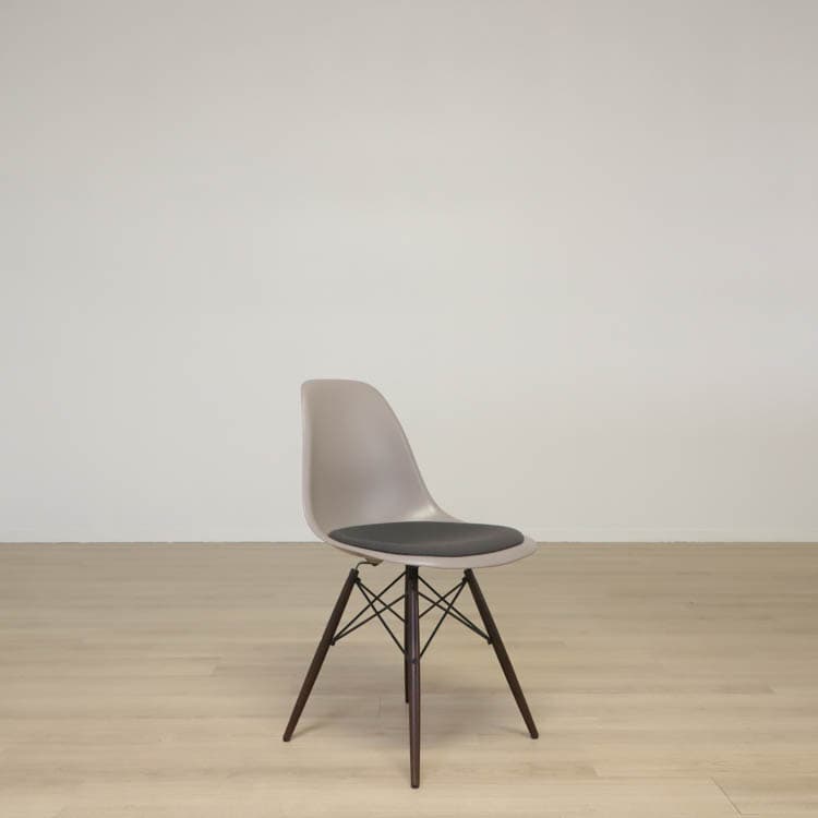 Caféstol Eames Plastic Chair