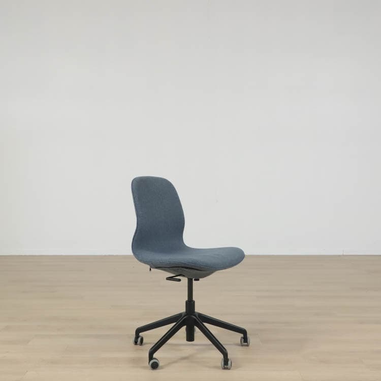 Konferensstol Långfjäll - Mörkgrå med armstöd