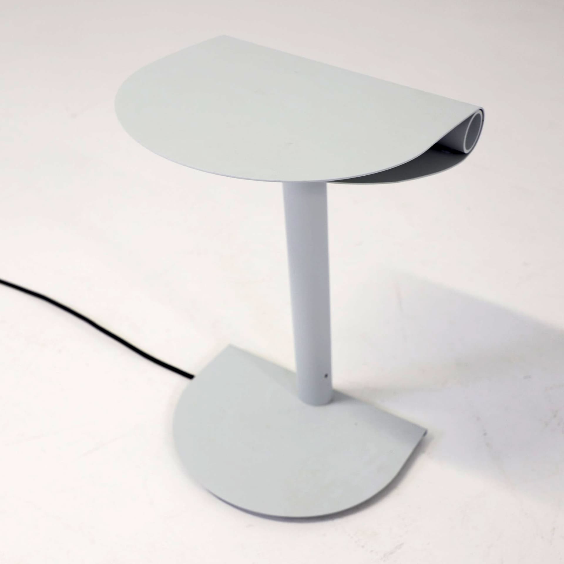 Sidobord med lampa