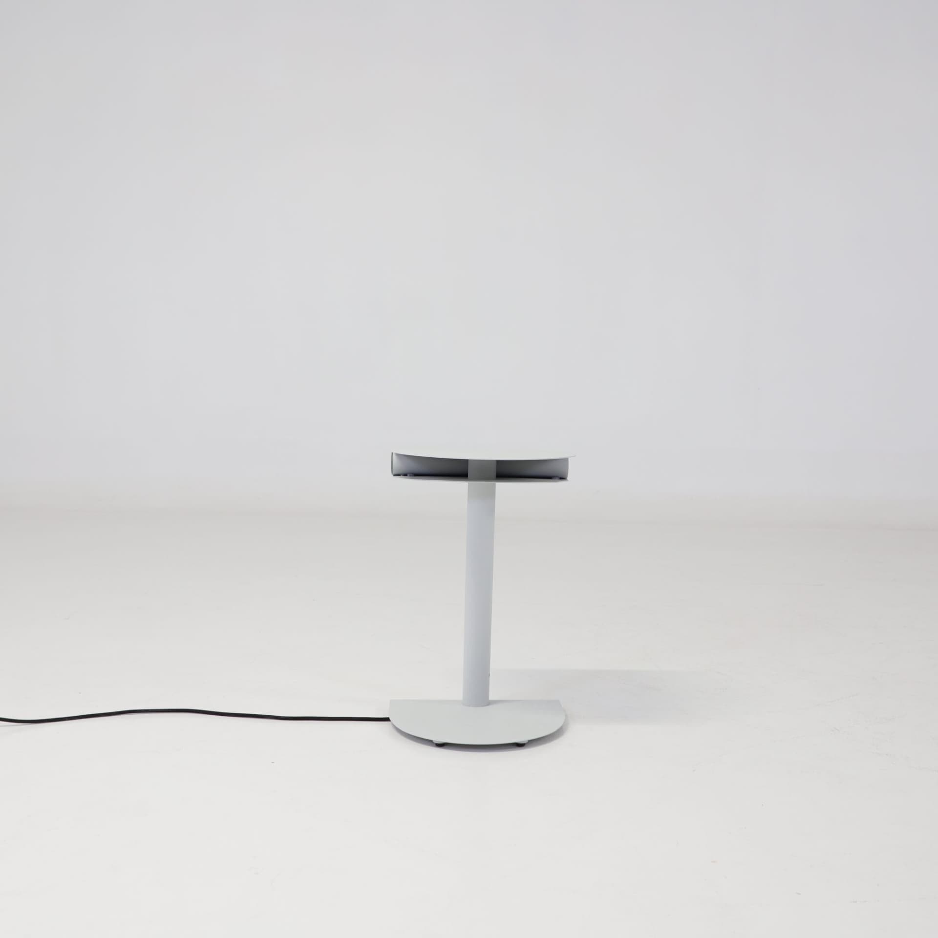 Sidobord med lampa