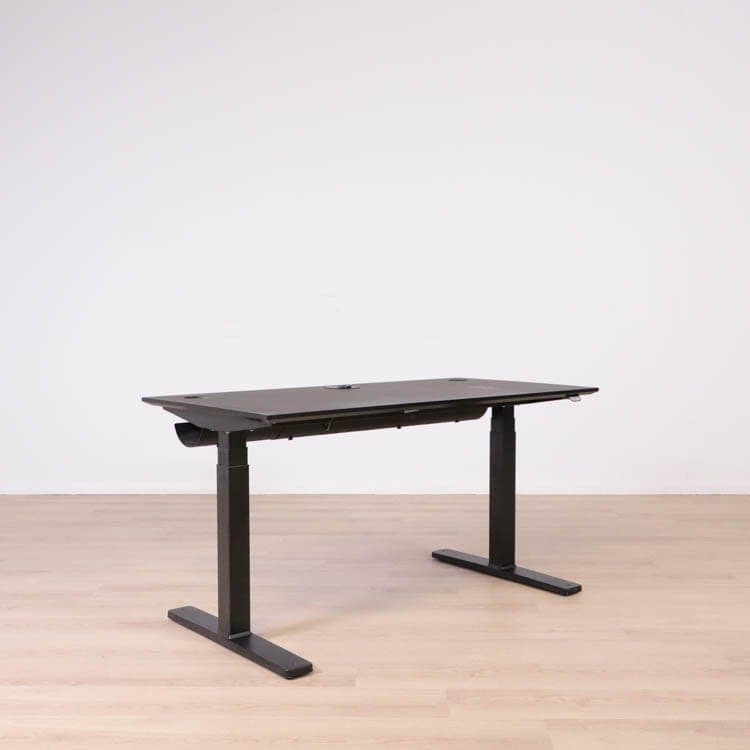 Höj- och sänkbart skrivbord Serie P - Med eluttag