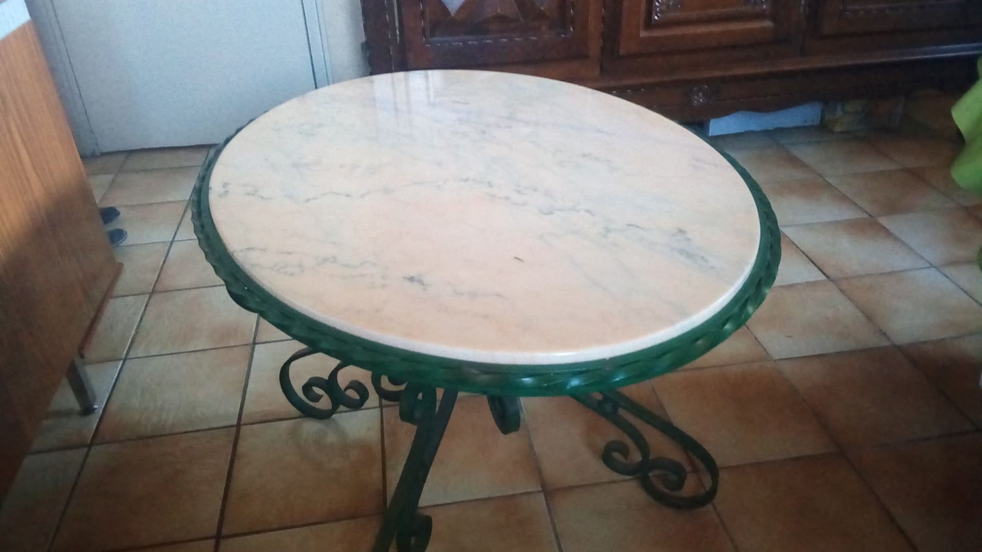 Table basse de salon ovale pied en fer forgé et dessus marbre rose faite par un 1er ouvrier de france