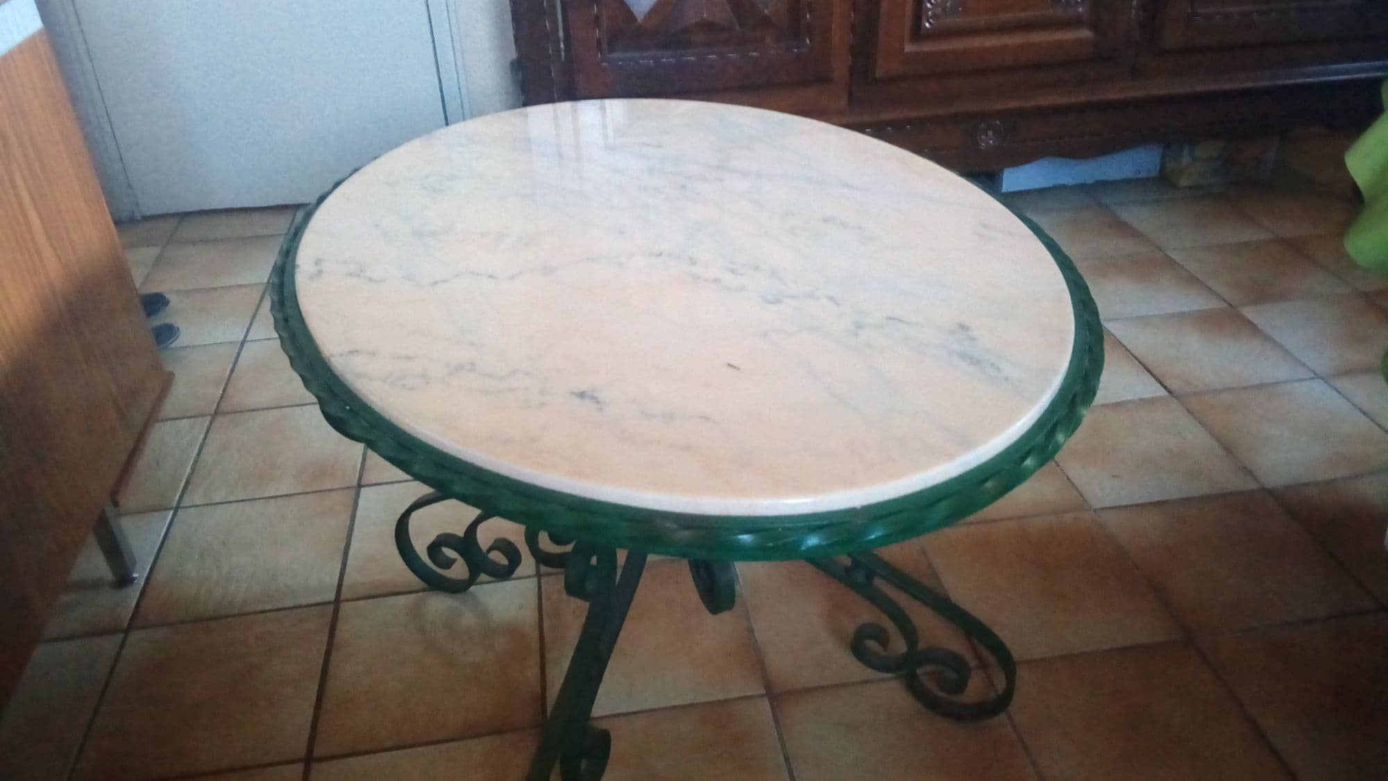 Table Basse De Salon Ovale Pied En Fer Forgé Et Dessus Marbre Rose Faite Par Un 1er Ouvrier De France