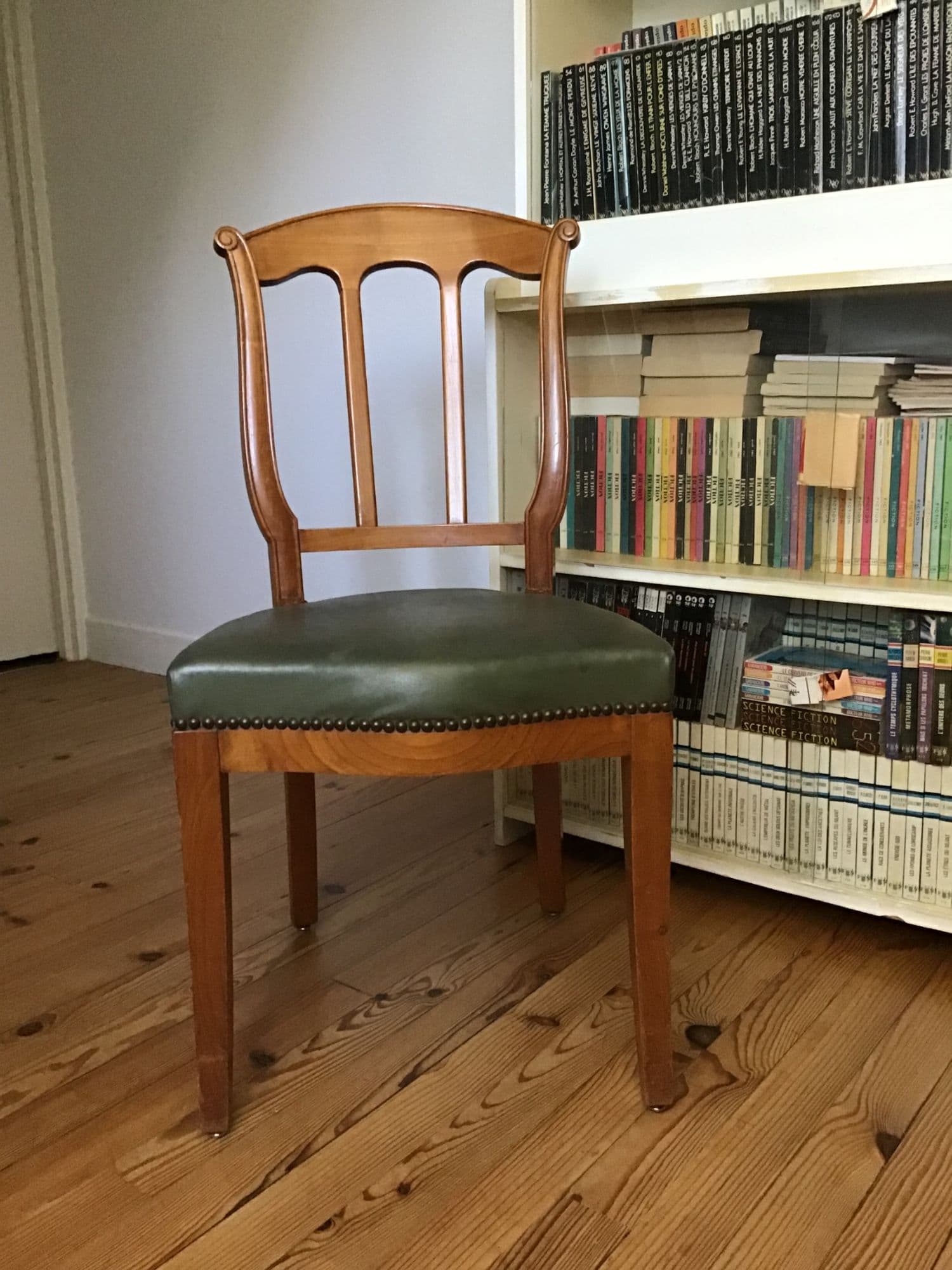 lot de 8 chaises : bois de placage,dossier à bandeau et grille , pieds sabre ,garniture skai vert