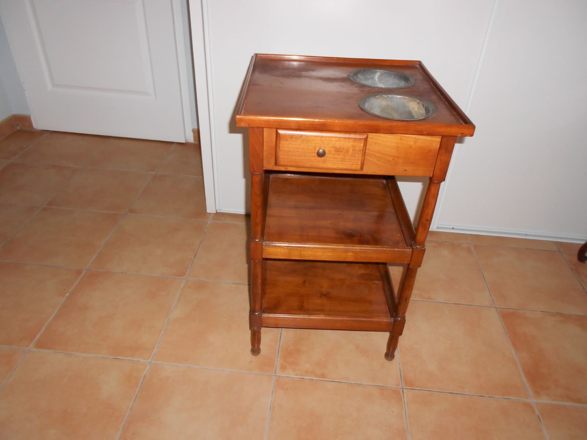 Table d'appoint avec trois plateaux et un tiroir ..