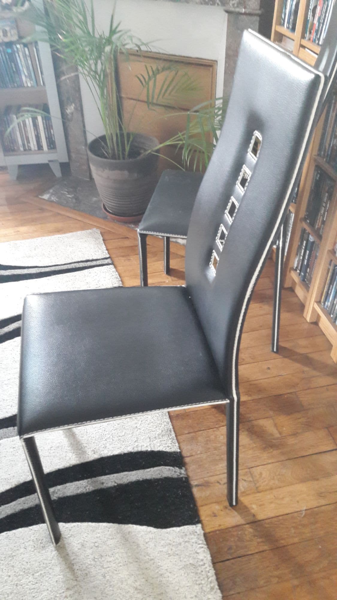 Chaise de salle à manger noires
