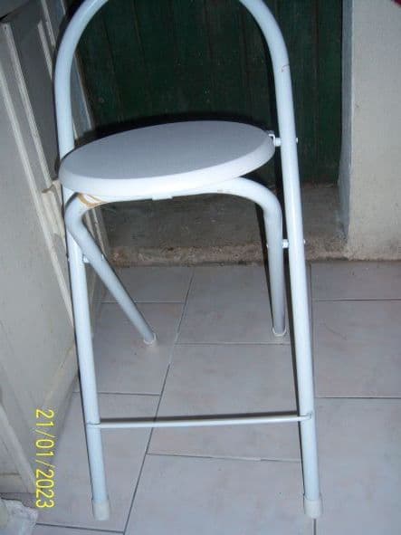 Table Mange Debout Avec Rangements Et Range-Bouteilles Et 2 Chaises