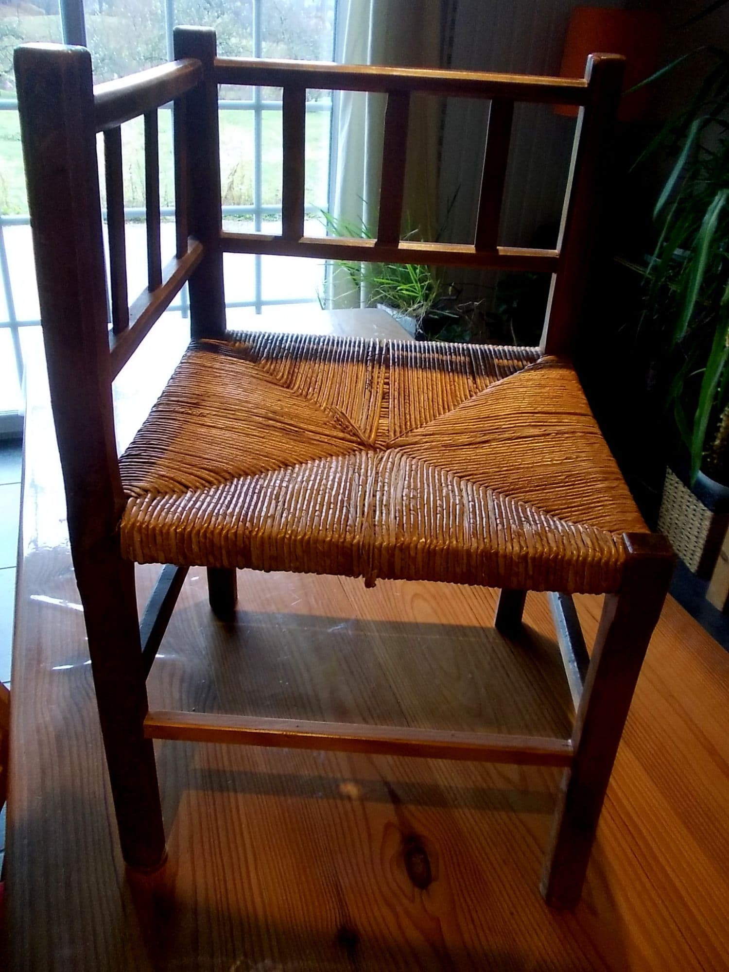 petite chaise d'angle ancienne