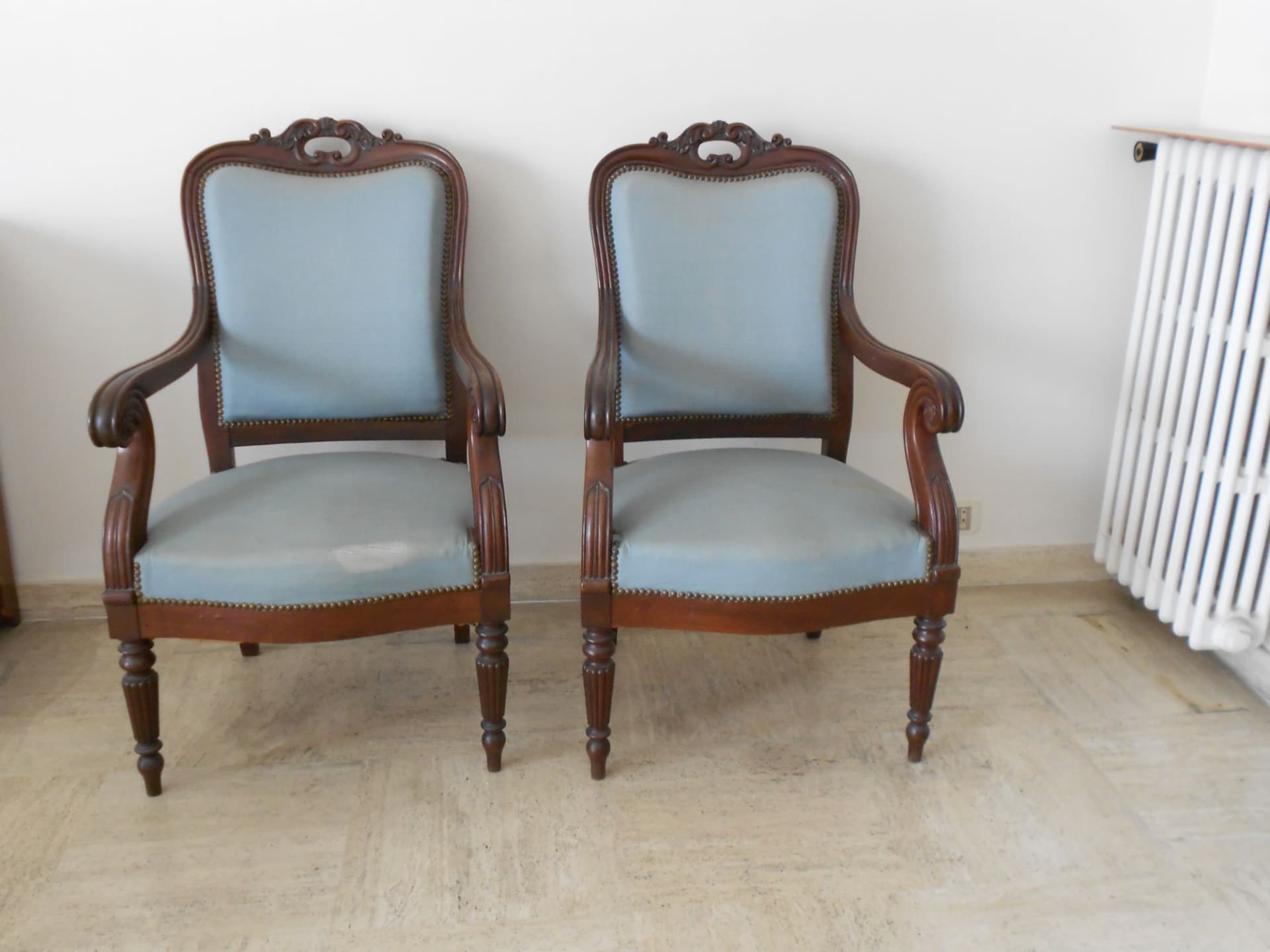 Paire de fauteuils anciens ,époque restauration, en bon état .