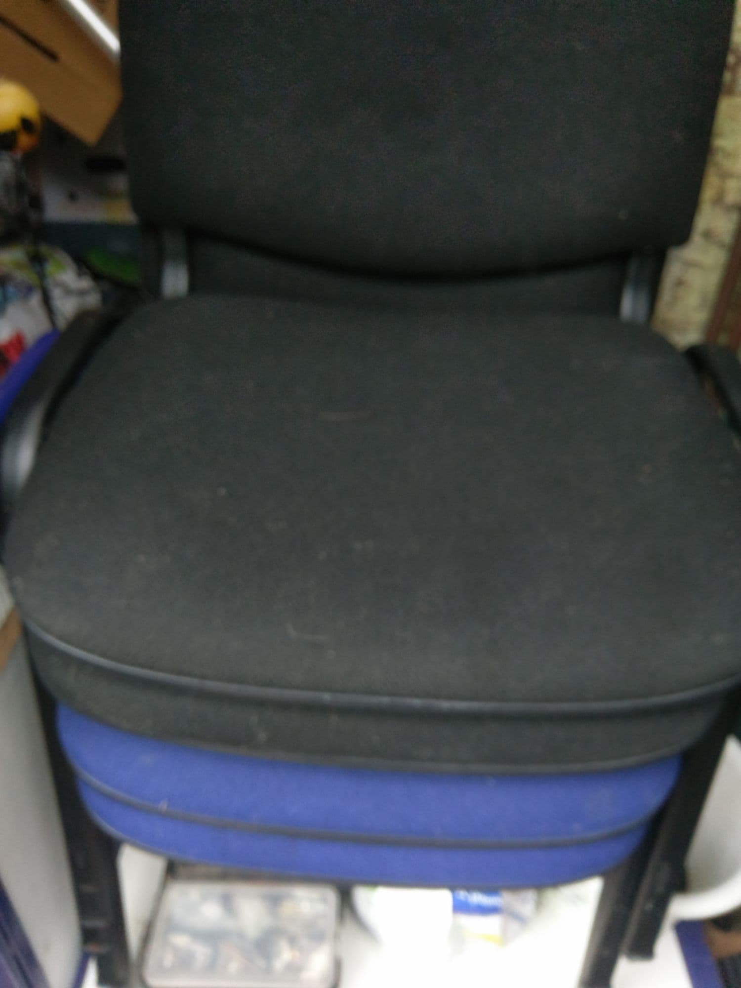 Chaises de bureau : 2 noires, 2 bleues