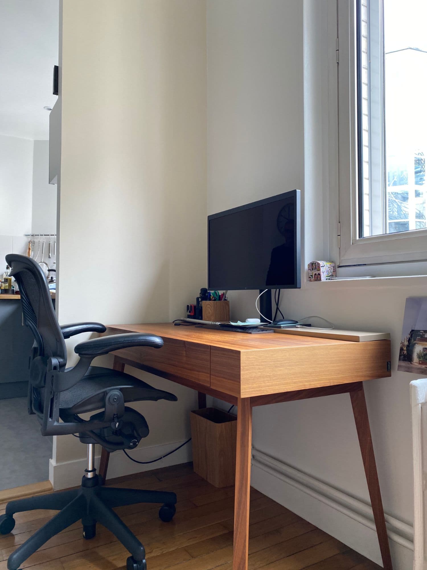 Magnifique bureau de designer en noyer pour petits espaces