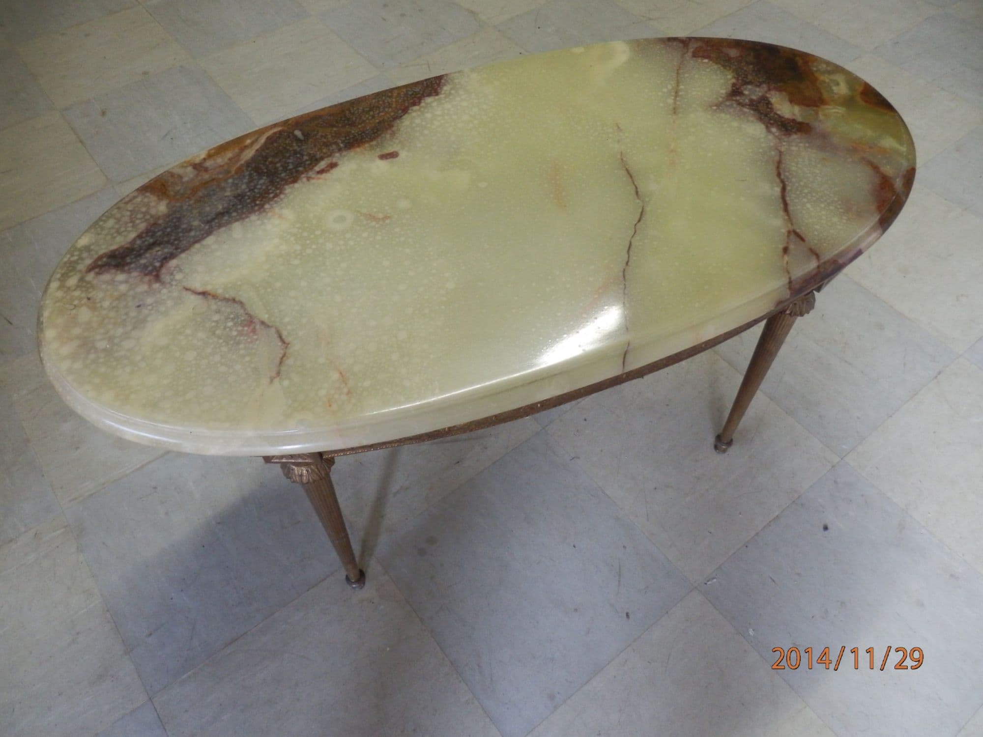 TABLE BASSE OVALE MARBRE ET LAITON