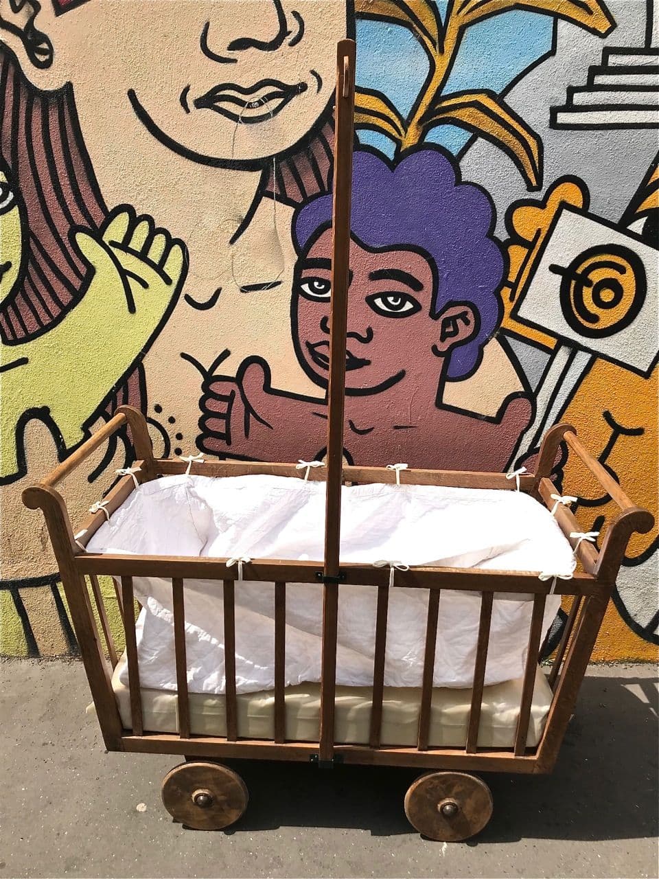 Lit d'enfant en chéne massif sur roulettes artisanal avec potence