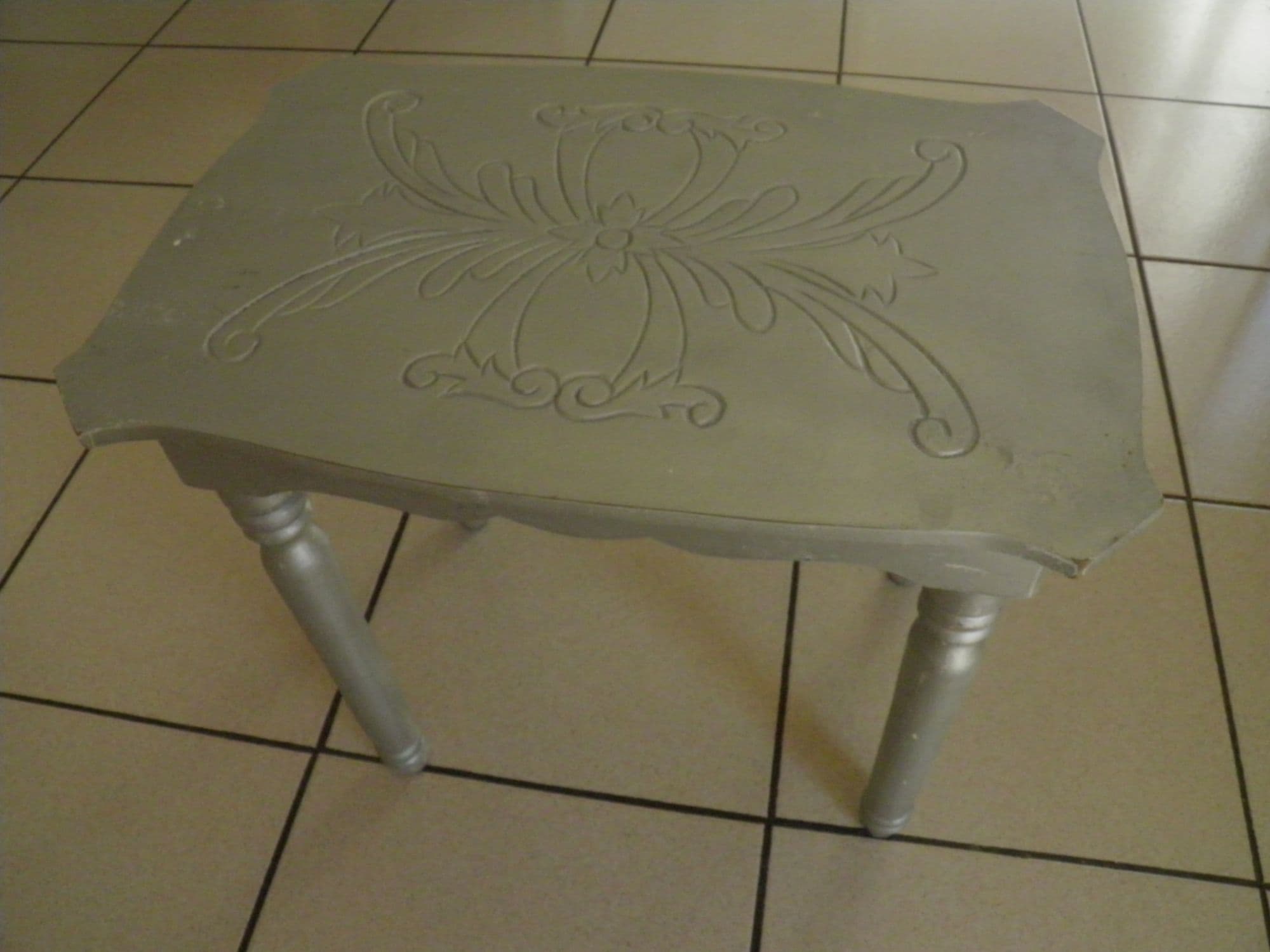 Petite Table Bois H:37x43x29cm Peinture Argentée,Pied Tournés D:3,5cm