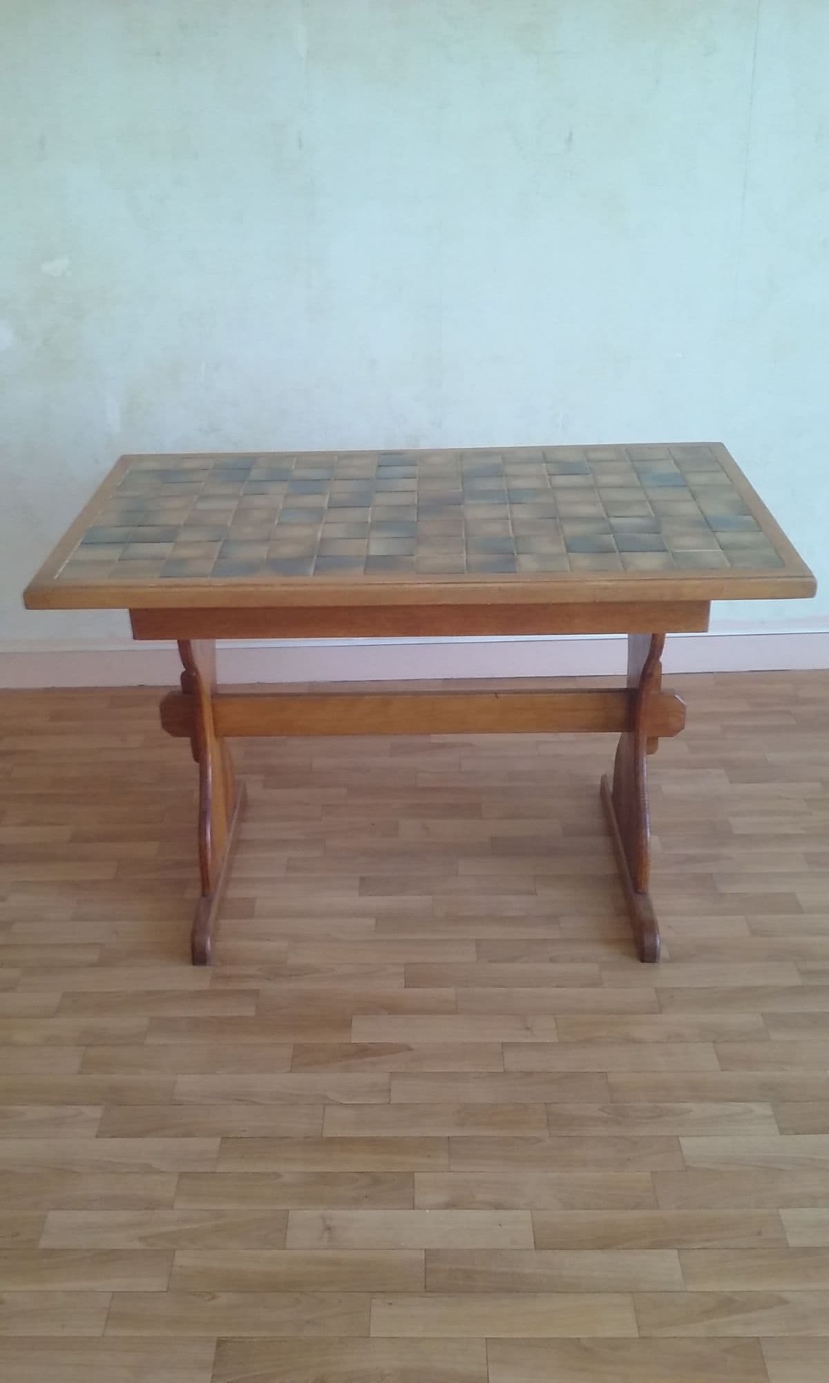 Une Table De Cuisine Bois Dessus Carrelé, Démontée