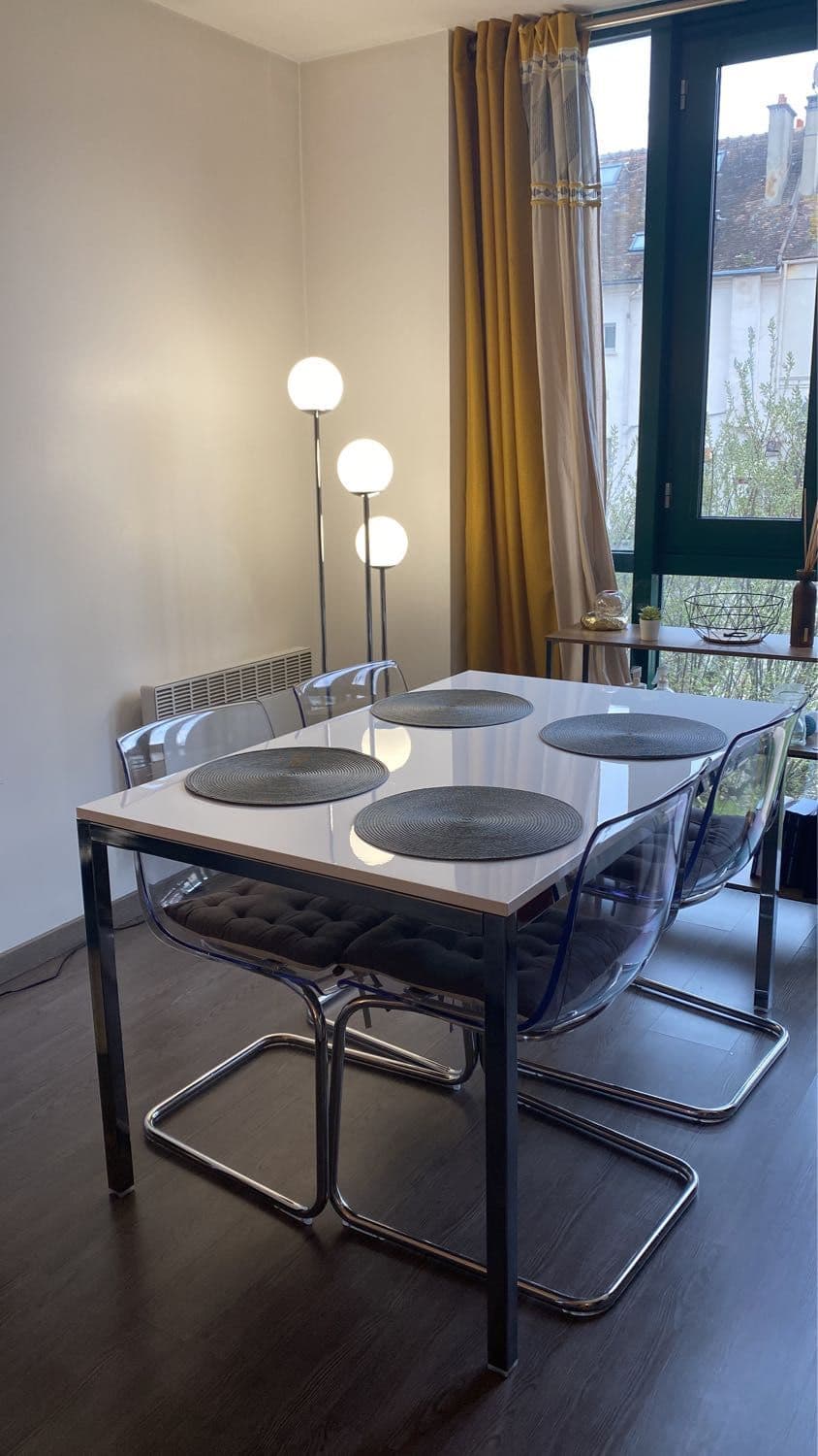 1 Table Et 4 Chaises À Vendre. Très Bon État